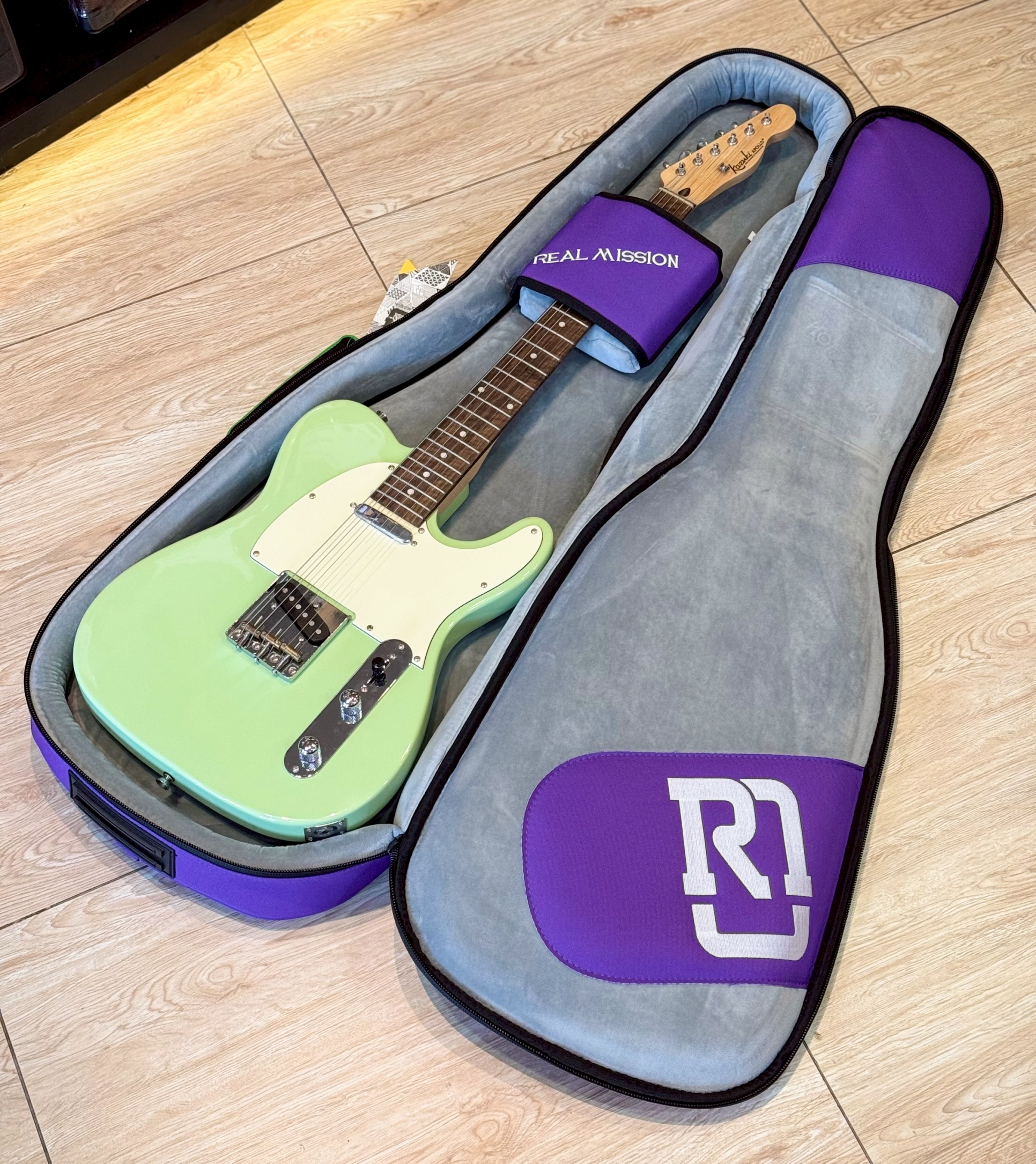 Real Mission สีม่วง ซอฟเคสกีตาร์ไฟฟ้า Soft Case กระเป๋ากีตาร์ไฟฟ้า ป้องกันการกระแทกได้ดี วัสดุกันน้ำ งานหนามาก