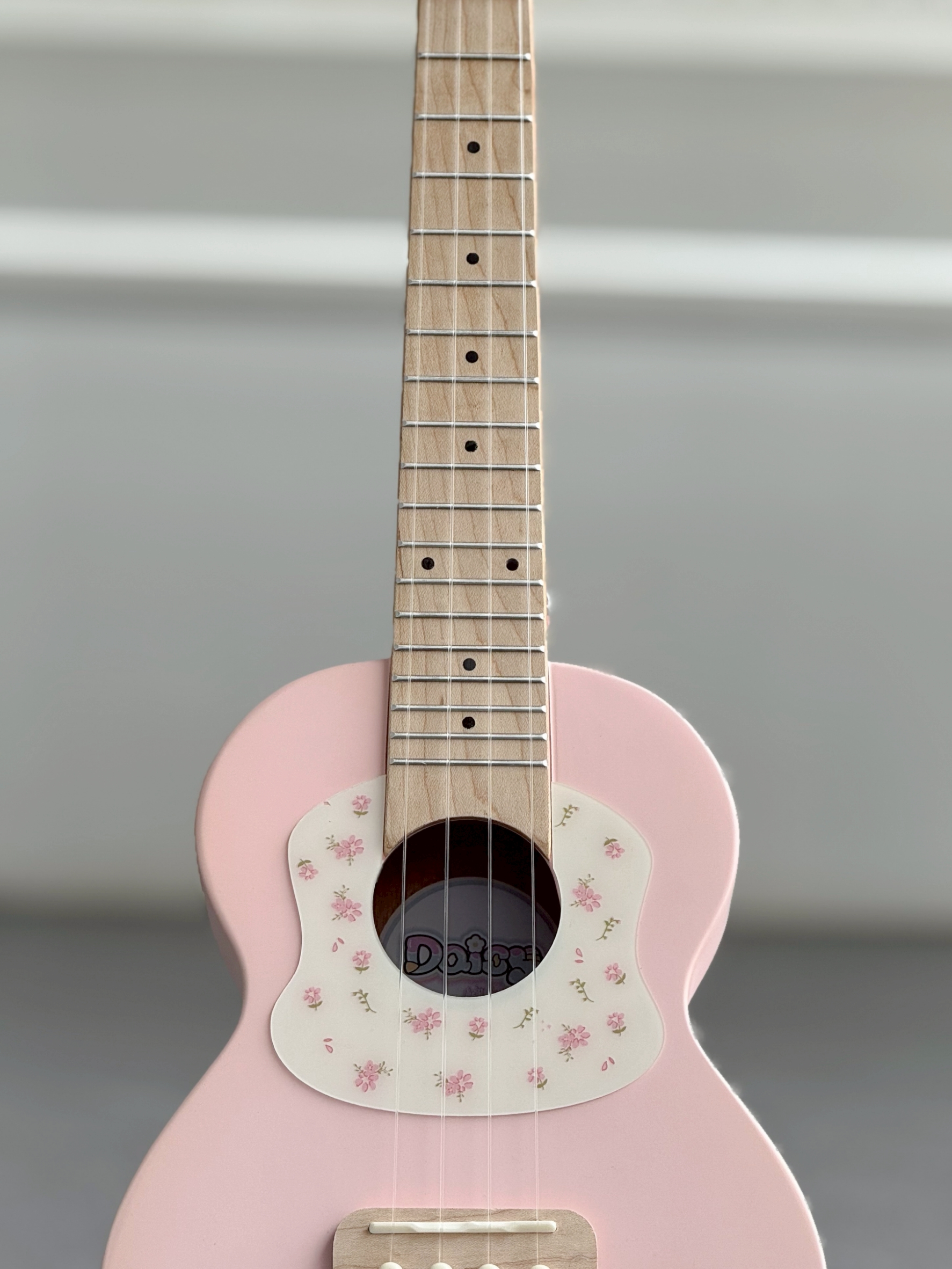 Daisy Ally อูคูเลเล่ไซส์คอนเสิร์ต Top Solid พร้อมกระเป๋า