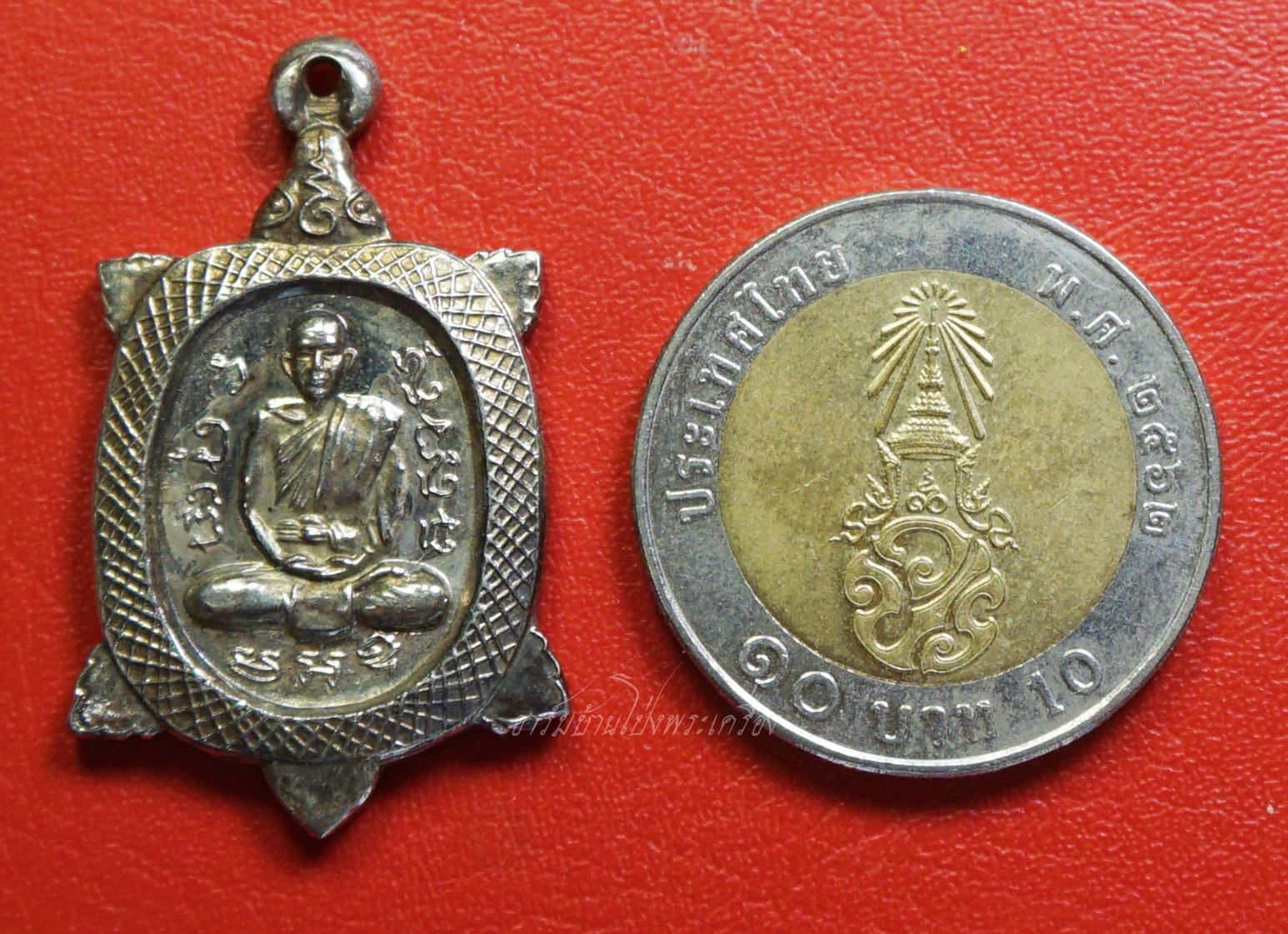 พระครูสันทัศน์กาญจนาภรณ์ วัดใหม่รางวาลย์กาญจนนิมิต เหรียญเต่าหลังยันต์พญานาค เนื้อกะไหล่เงิน(องค์ที่1)
