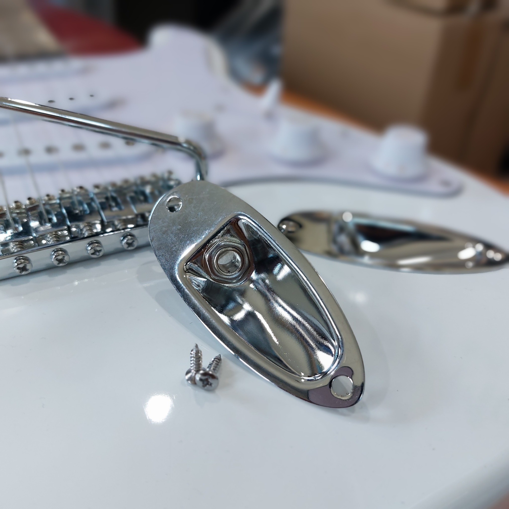 แป้นรูแจ็คกีต้าร์ไฟฟ้าพร้อมน็อต สีเงิน สำหรับทรง Stratocaster กีต้าร์ไฟฟ้า