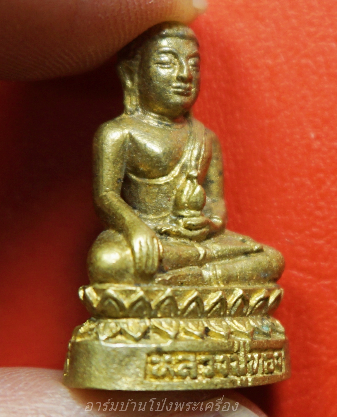 พระรูปหล่อองค์พระประธาน ปางมารวิชัย หลวงปู่ทอง วัดจอมปราสาท จ.ราชบุรี เนื้อทองระฆัง จำนวนสร้าง 4,999 องค์ ด้านหลังตอกโค๊ตเลข9 พระเกจิอาจารย์ร่วมอธิฐานจิดปลุกเสก 1.หลวงพ่อโปร่ง วัดถ้ำพรุตะเคียน จ.ชุมพร 2.หลวงพ่อทองกลึง วัดเจดีย์หอย จ.ปทุมธานี 3.หลวงพ่อประก