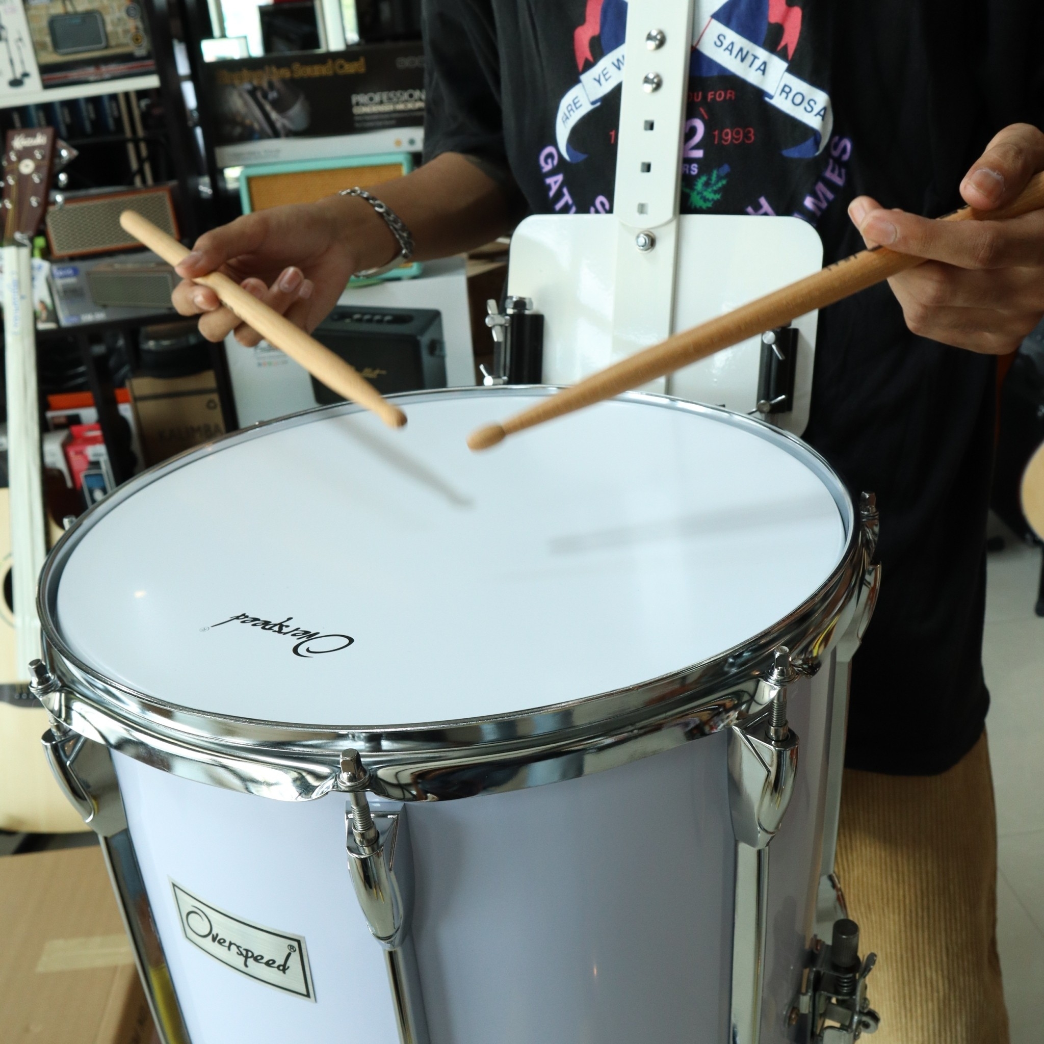 กลองสแนร์พาเหรด Overspeed ถังยาว Marching snare drum 8 หลัก ขอบโครเมี่ยม พร้อมอุปกรณ์ ขาแขวน ไม้กลอง ประแจ