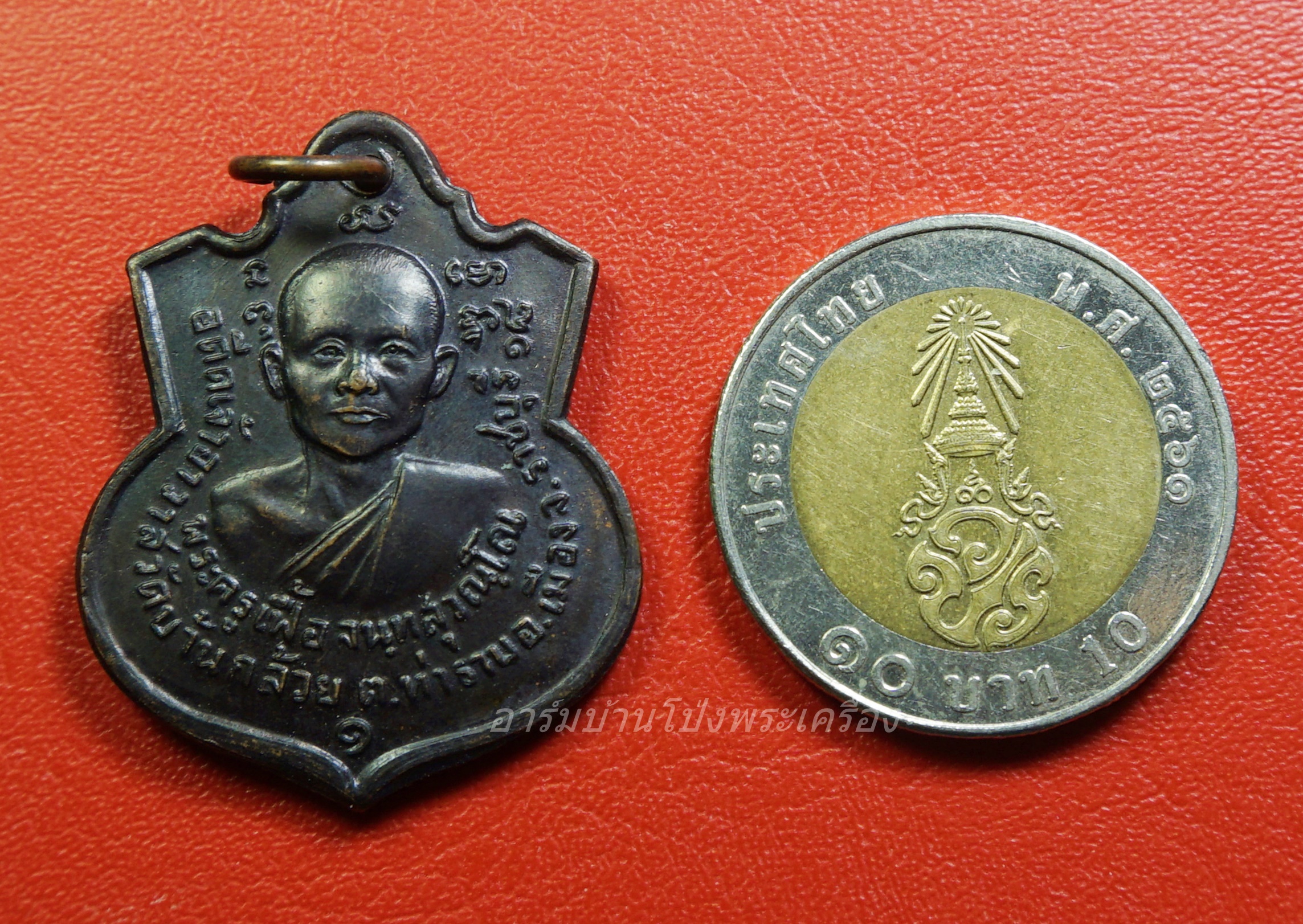 พระครูเฟื้อ วัดบ้านกล้วย รุ่นแรก ปี๒๕๑๘ หลังหลวงพ่อศิลาแลง เนื้อทองแดงรมดำ(องค์ที่3)