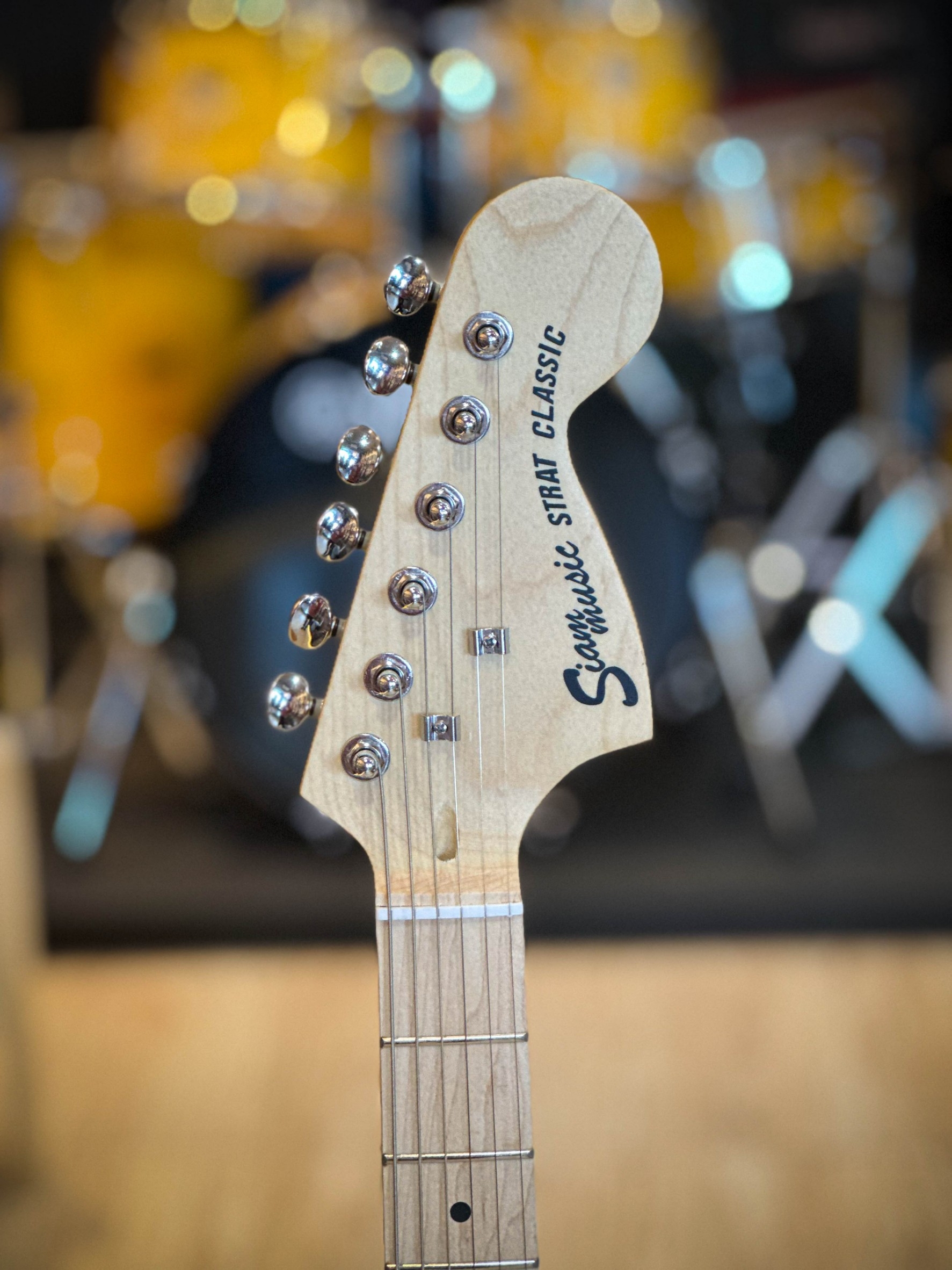 กีต้าร์ไฟฟ้า Siam music SM-02-F คอขาว สีดำ ปิ๊กอัพ HSS พร้อมเซต ตู้แอมป์ DE-20 ฟรี กระเป๋า สายแจ็ค ปิ๊ก2อัน