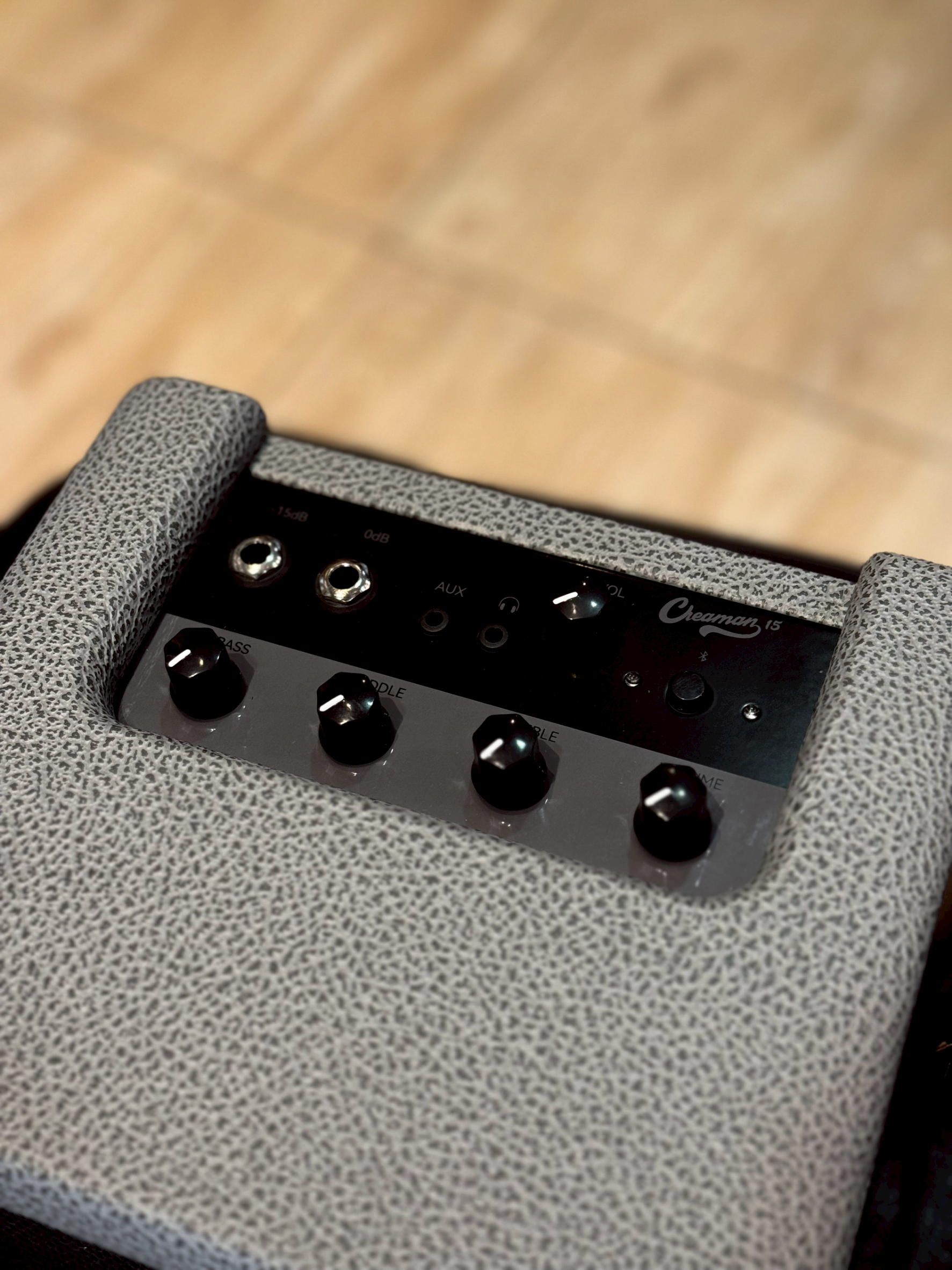 แอมป์เบส Hibilly Creaman15 ขนาด 15 วัตต์ เป็นที่นิยมในหมู่นักดนตรีที่ต้องการแอมป์เบสคุณภาพสูง คุณภาพเสียงที่ชัดเจนและมีพลัง