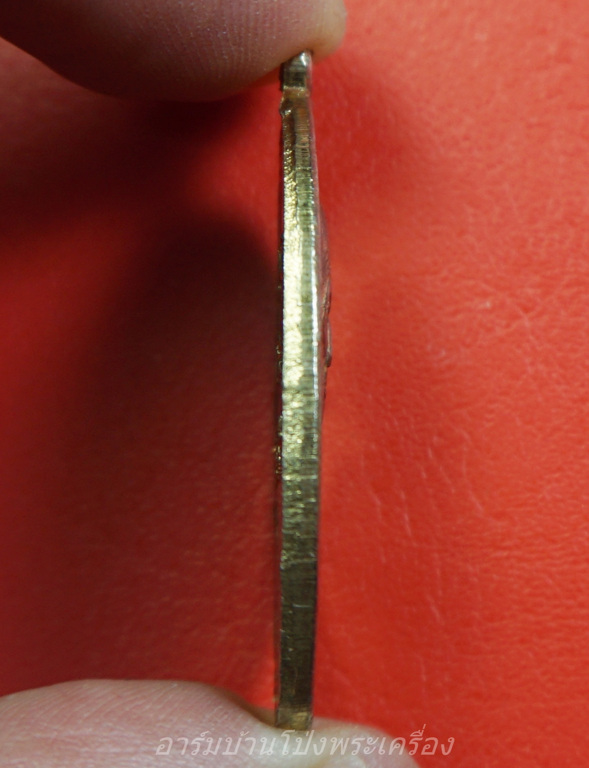 หลวงปู่แผ้ว วัดกำแพงแสน ใบขี้เหล็กหลวงพ่อหว่างหลวงปู่แผ้วปลุกเสก ออกงานปิดทองปี๔๙ เนื้อกะไหล่ทอง(องค์ที่1)
