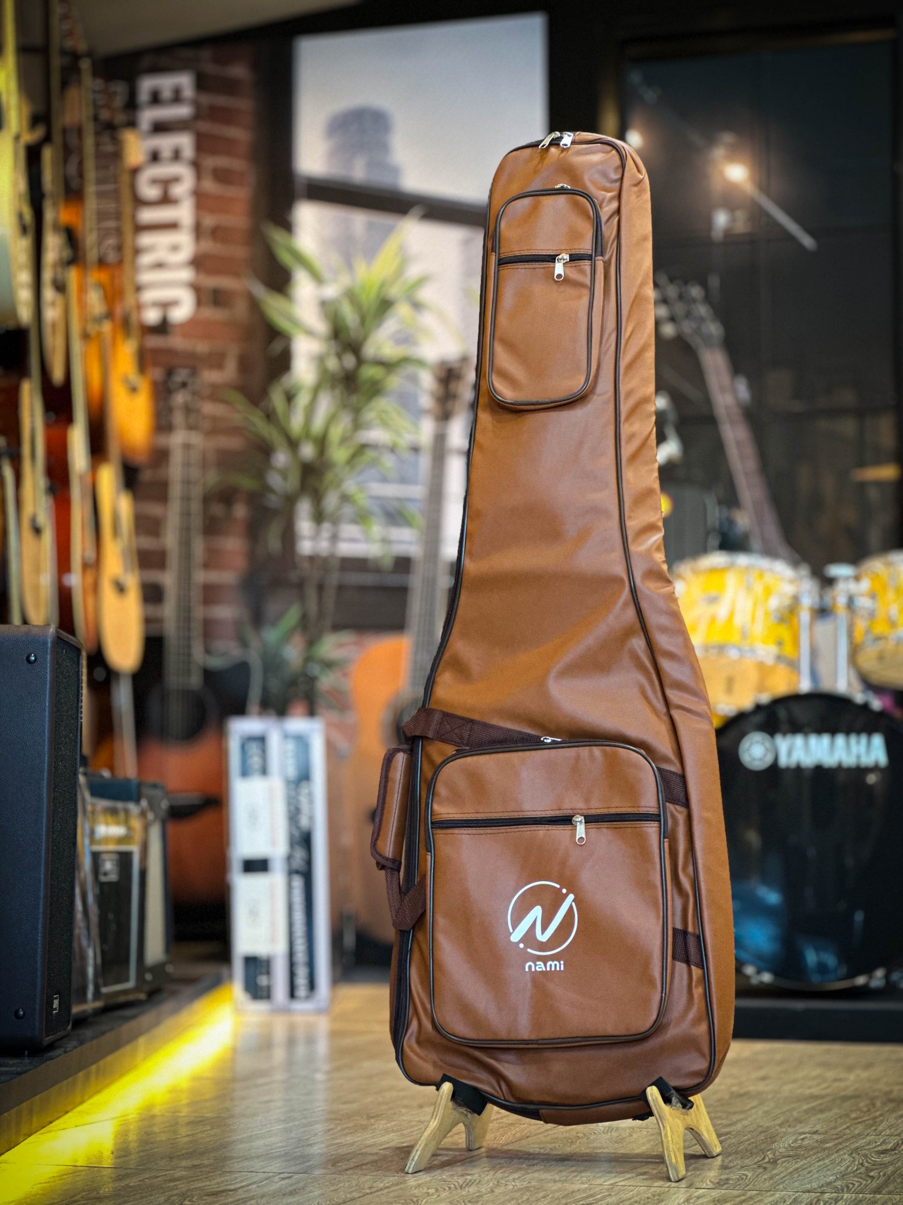 Soft Case Bass Bag NAMI บุฟองน้ำ 5 มิล สีน้ำตาล วัสดุเป็นหนัง กระเป๋าเบสหนัง เบสไฟฟ้า มีหูหิ้ว/สะพายหลังได้