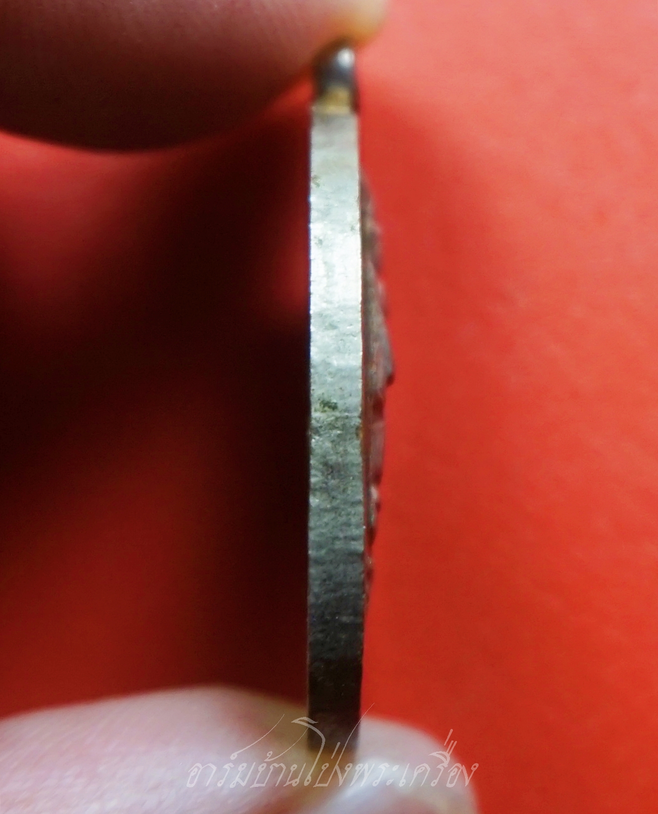 หลวงพ่อคูณ วัดบ้านไร่ รุ่นเพื่อชีวิต ปี๒๕๓๙ เนื้อกะไหล่ทองลงยาสีเขียว จัดสร้างโดยวงคาราบาว ด้านหลังตอกโค๊ต"จ"(องค์ที่5)