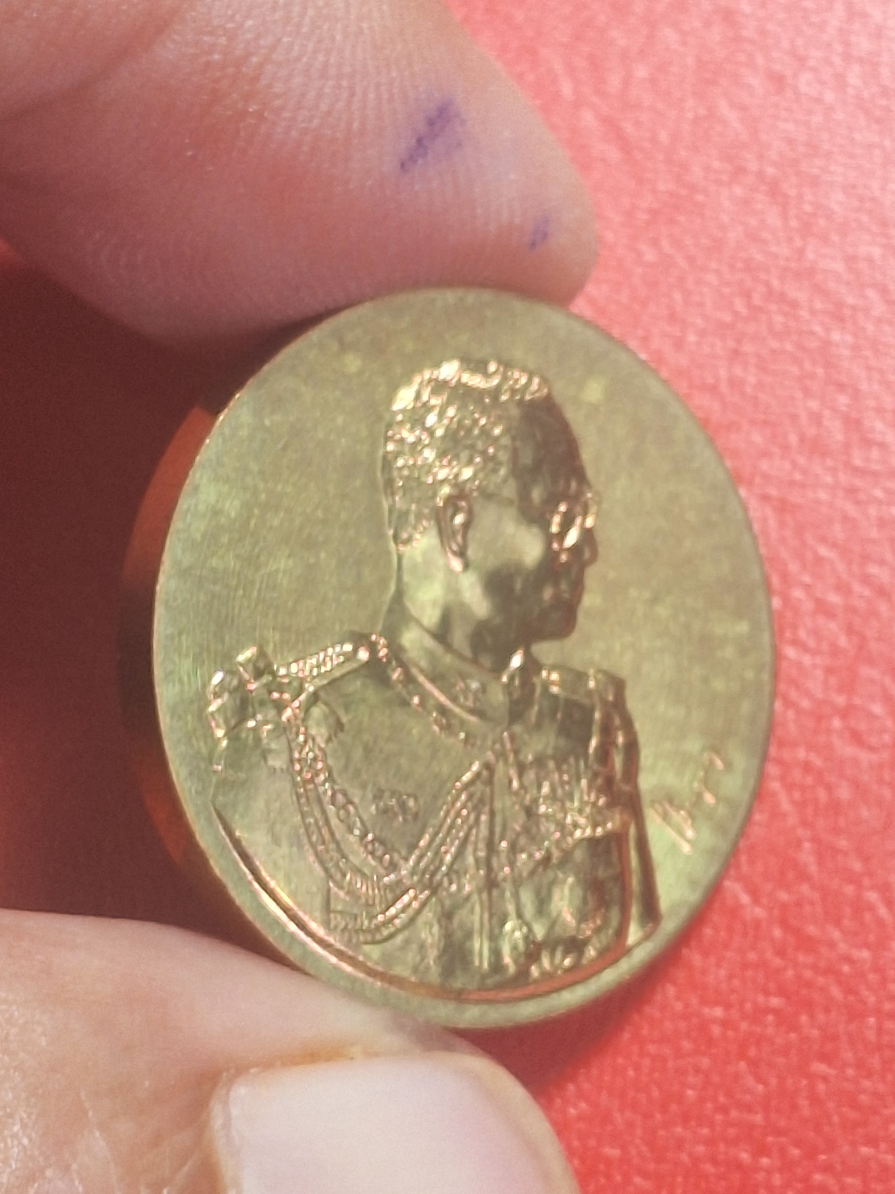 เหรียญในหลวง ผลิตที่ โมเน่ร์เดอปารีส รุ่นเฉลิมพระเกียรติ พร้อมตลับพลาสติกเดิม ปี2546(องค์ที่2)