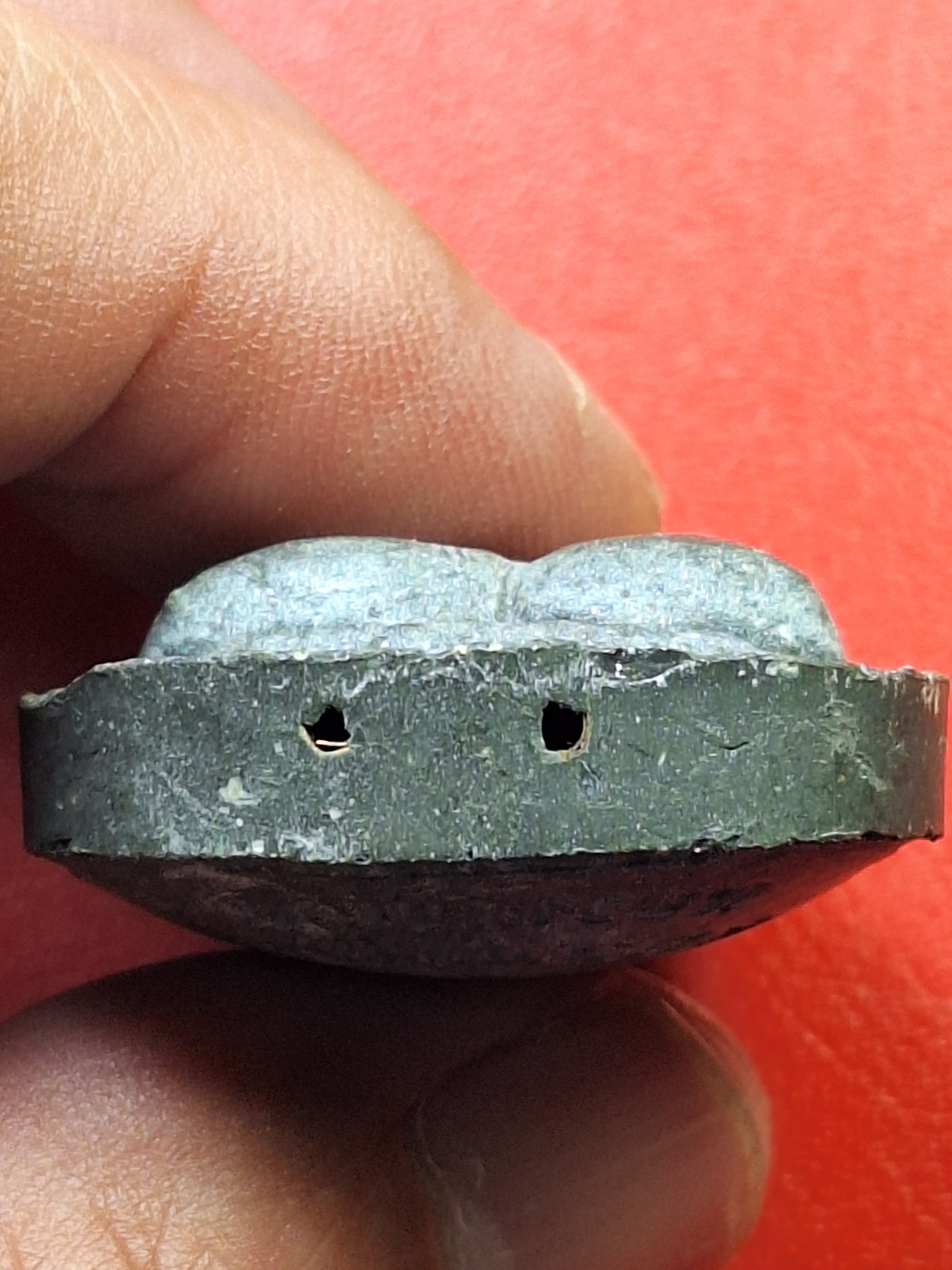 หลวงพ่อแพ วัดพิกุลทอง จ.สิงห์บุรี ปิดตา พิมพ์ใหญ่ เนื้อผงสีดำ ฝังตะกรุด2ดอก(องค์ที่1)