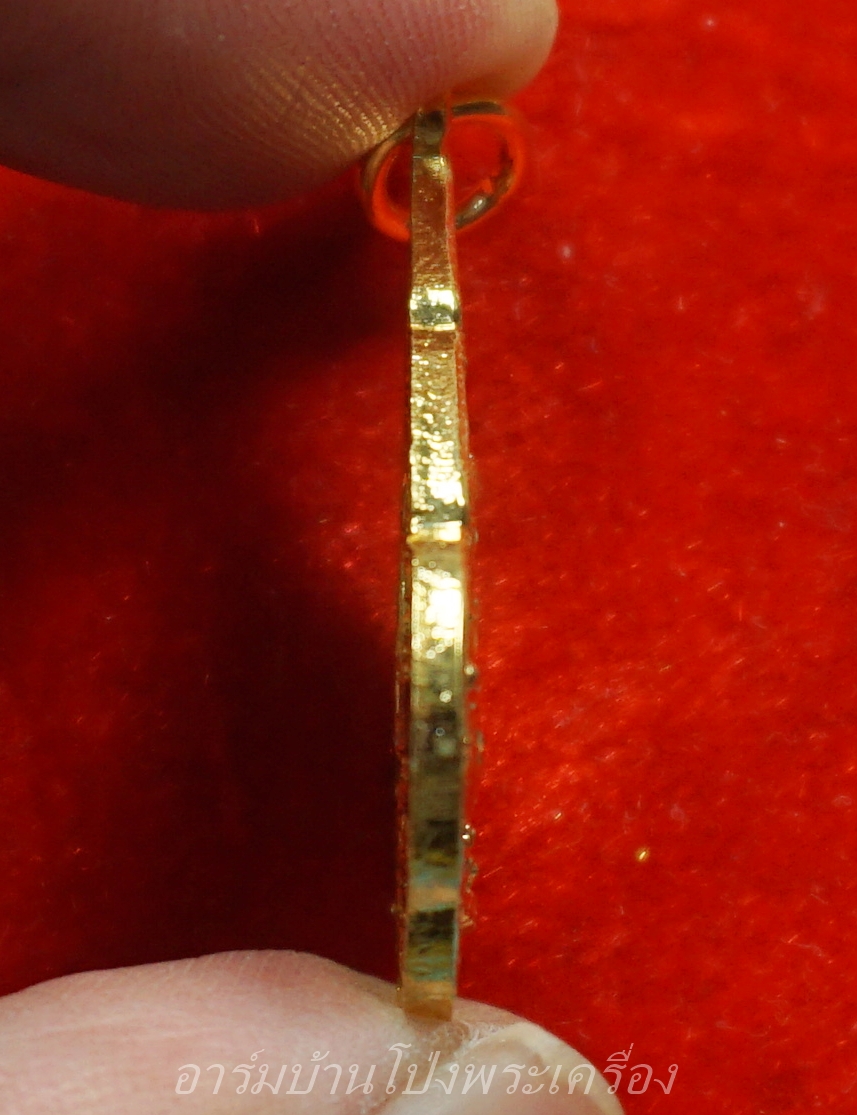 สามพี่น้อง วัดบ้านโป่ง หลวงพ่อใจร่วมปลุกเสก ปี๒๕๒๓ เนื้อกะไหล่ทอง พิมพ์เล็ก(องค์ที่1)