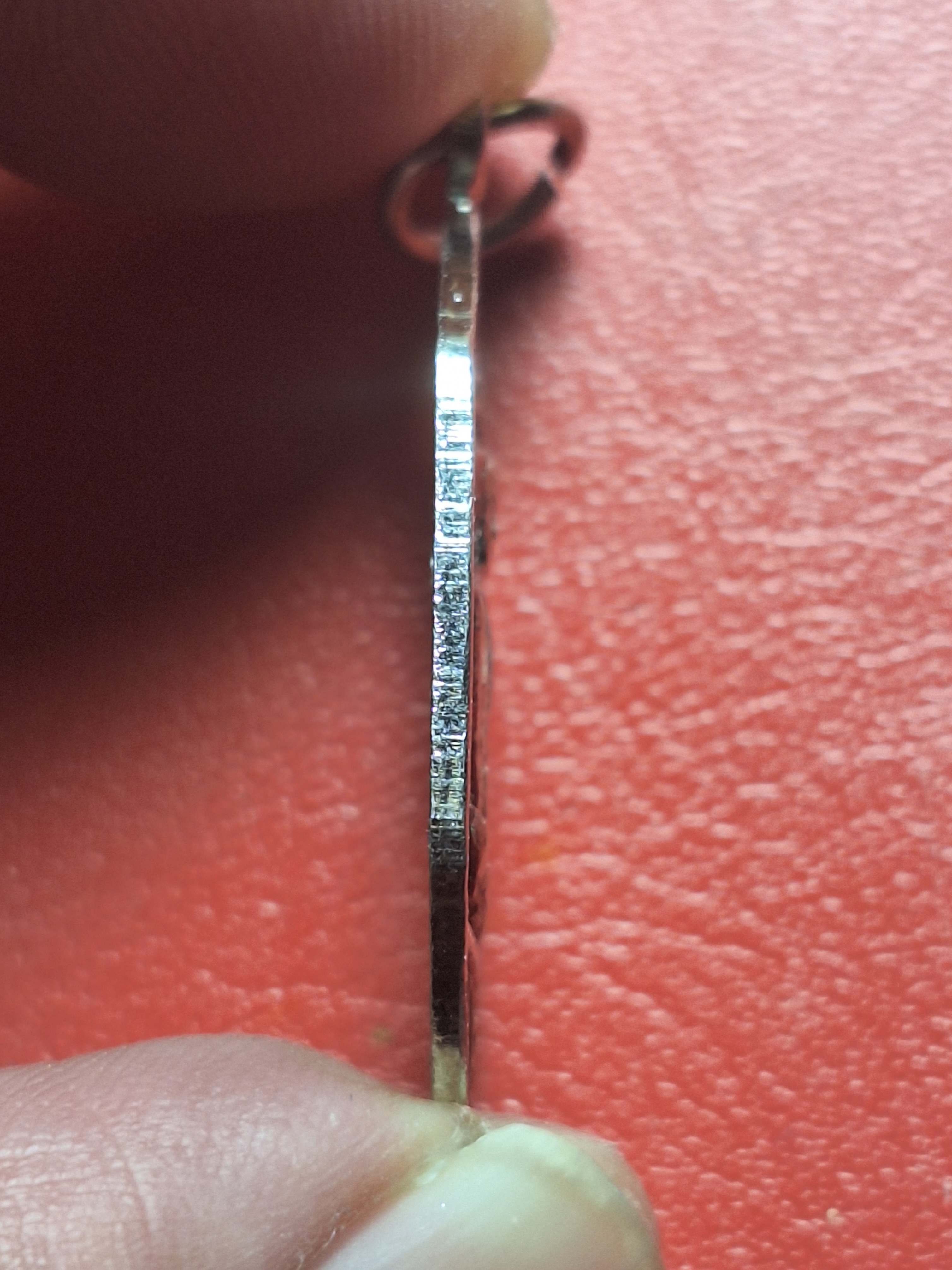 หลวงพ่อใจ วัดบ้านโป่ง รุ่นแรก เหรียญหกเหลี่ยม นั่งเต็มองค์ สีแดง(องค์ที่9)