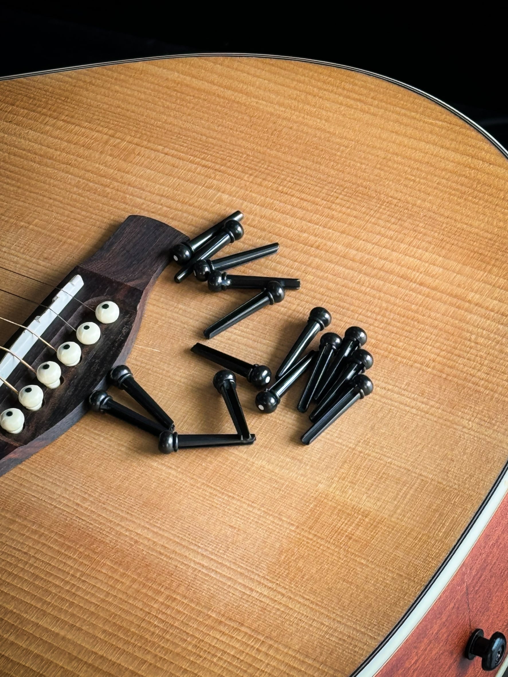 (พร้อมส่ง/ขายดี✅) หมุดกีต้าร์โปร่ง หมุดยึดสายกีต้าร์ Bridge Pin สีดำ 1 ชุด มี 6 ชิ้น หมุดกีต้าร์ - มีปลายทาง