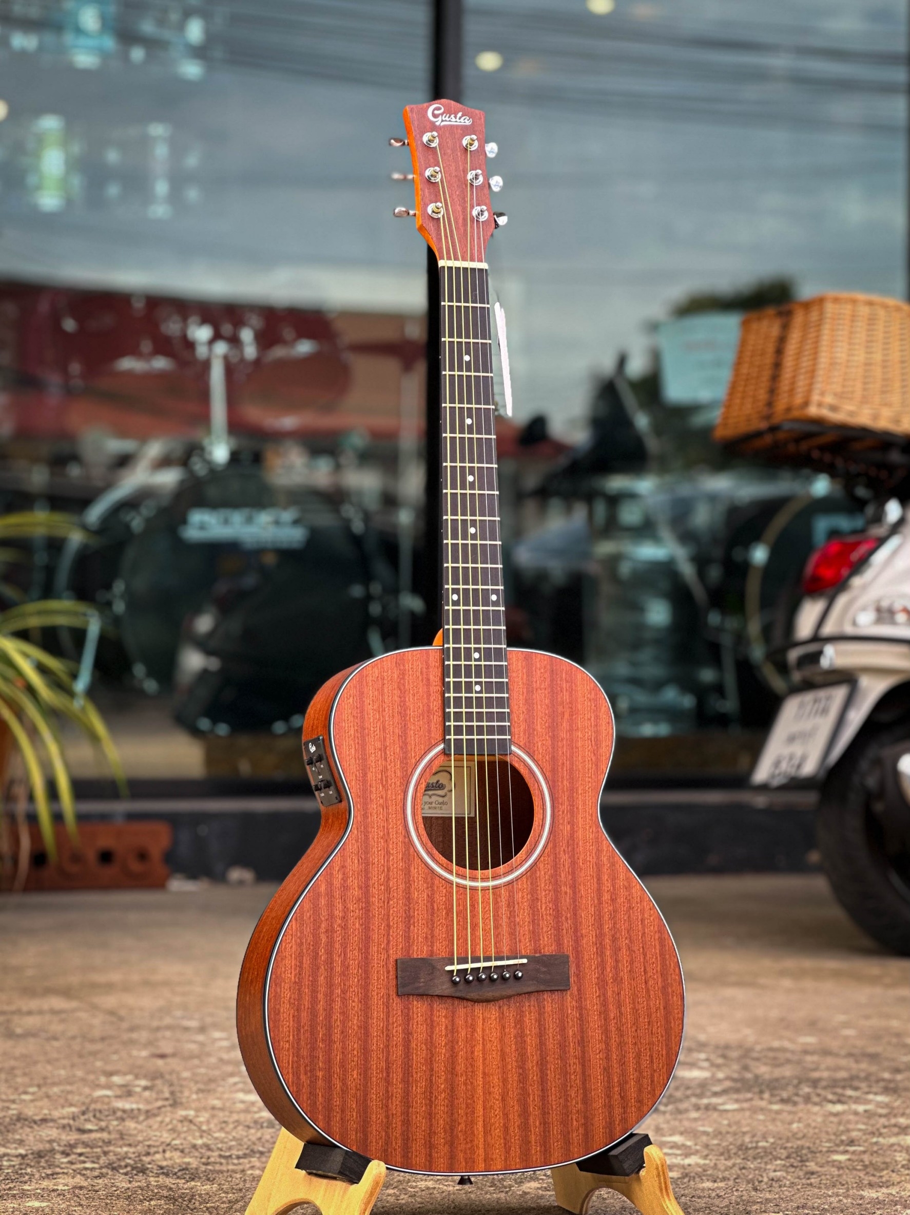 กีต้าร์โปร่งไฟฟ้า Gusta MINI1E โปร่งไฟฟ้า Acoustic Guitar พกพาง่าย ไซส์กระทัตรัด (สามารถดูรายละเอียดเซ็ทของแถมได้ด้านล่างนะคะ)