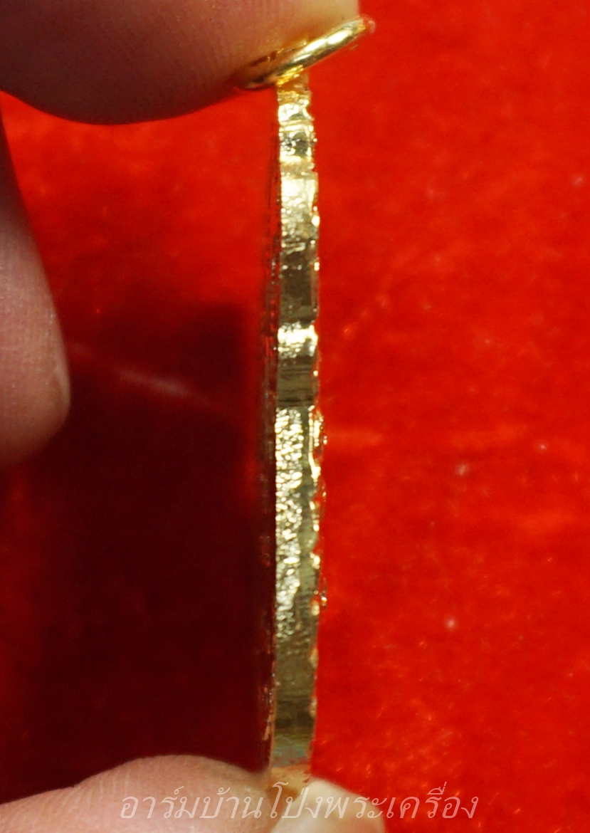 สามพี่น้อง วัดบ้านโป่ง หลวงพ่อใจร่วมปลุกเสก ปี๒๕๒๓ เนื้อกะไหล่ทอง พิมพ์ใหญ่(องค์ที่1)