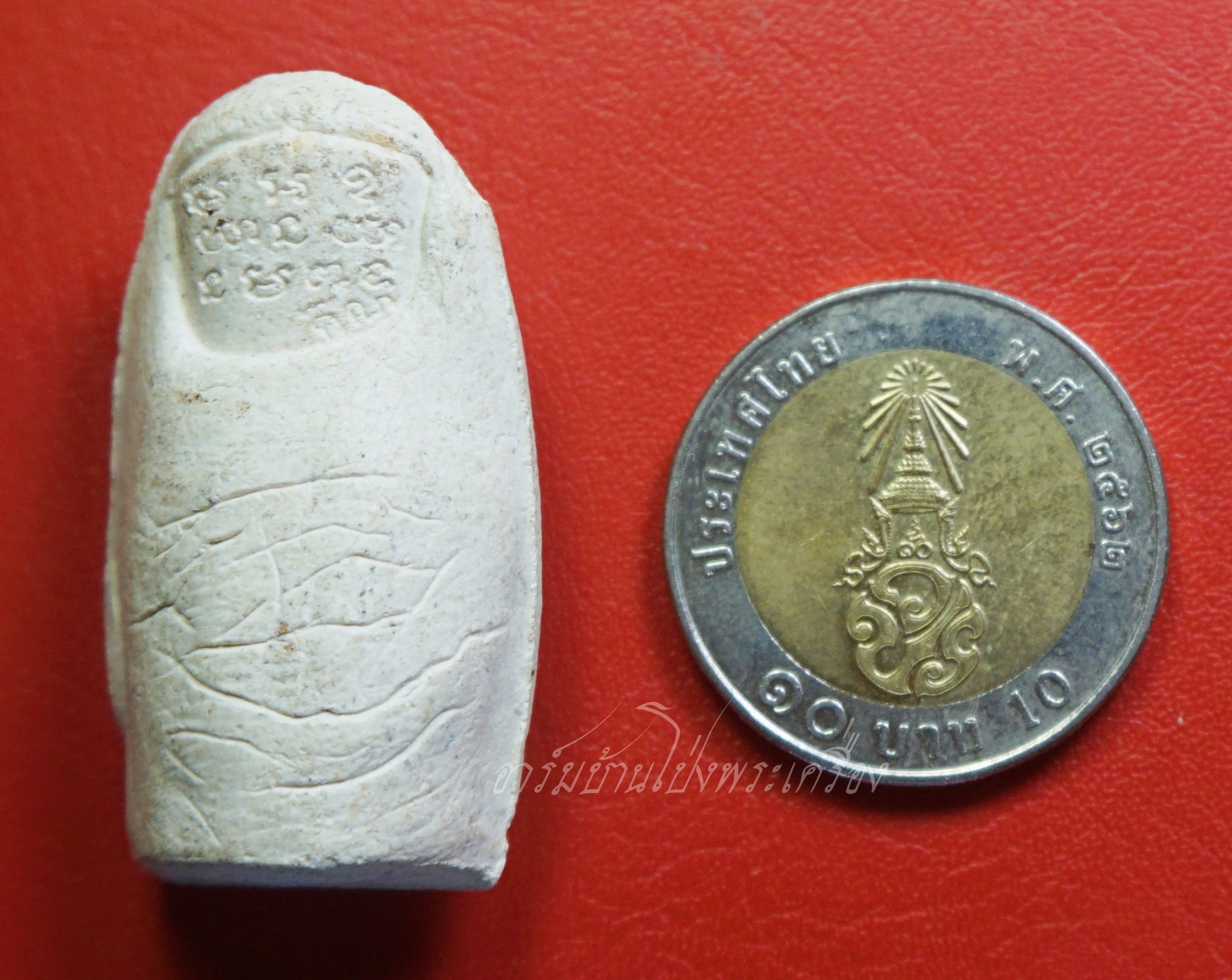 หลวงพ่อคูณ วัดบ้านไร่ นิ้วโป้งจำลอง ลงอักขระยันต์ ปี๒๕๓๖ เนื้อผง(องค์ที่12)