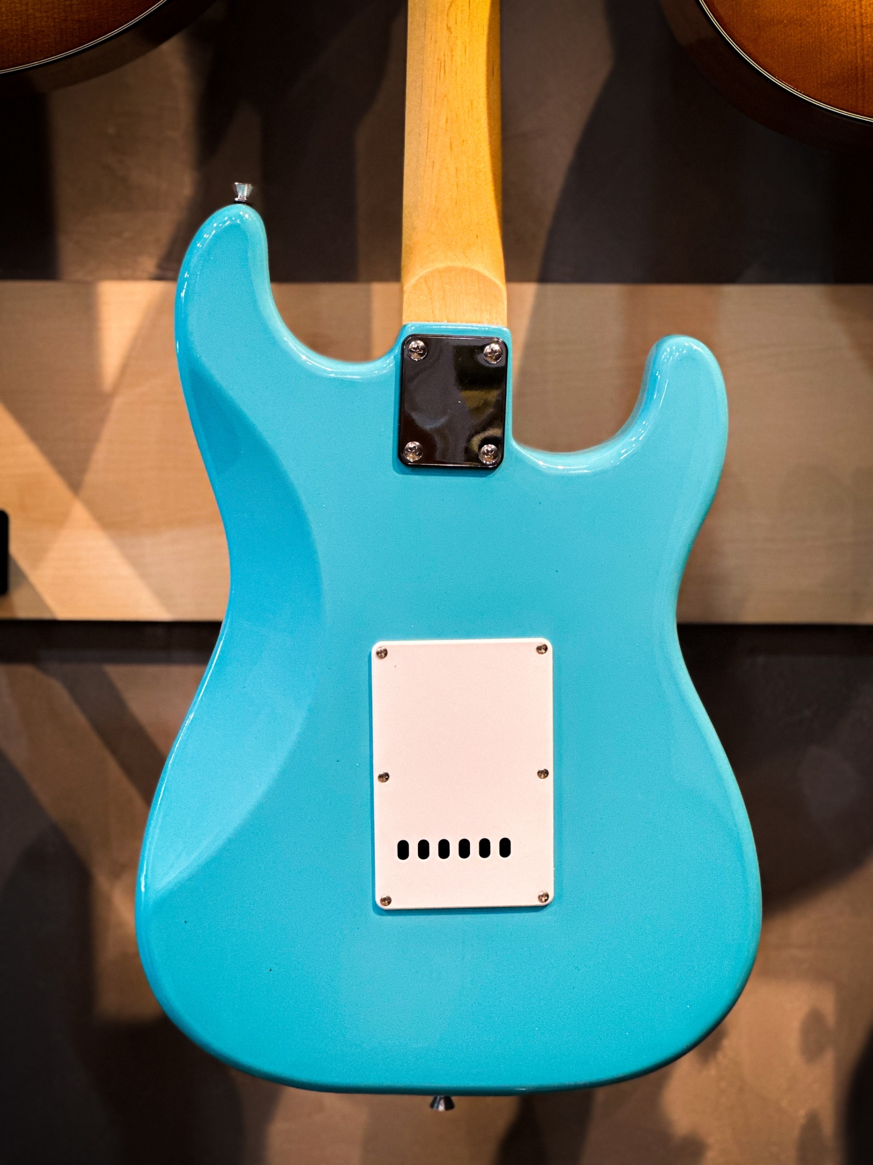 กีต้าร์ไฟฟ้า Smiger สำหรับมือซ้าย ปิ๊กอัพ SSS Guitat Left ทัชชิ่งดี จับง่าย พร้อม กระเป๋า ปิ๊ก2อัน สายแจ็ค