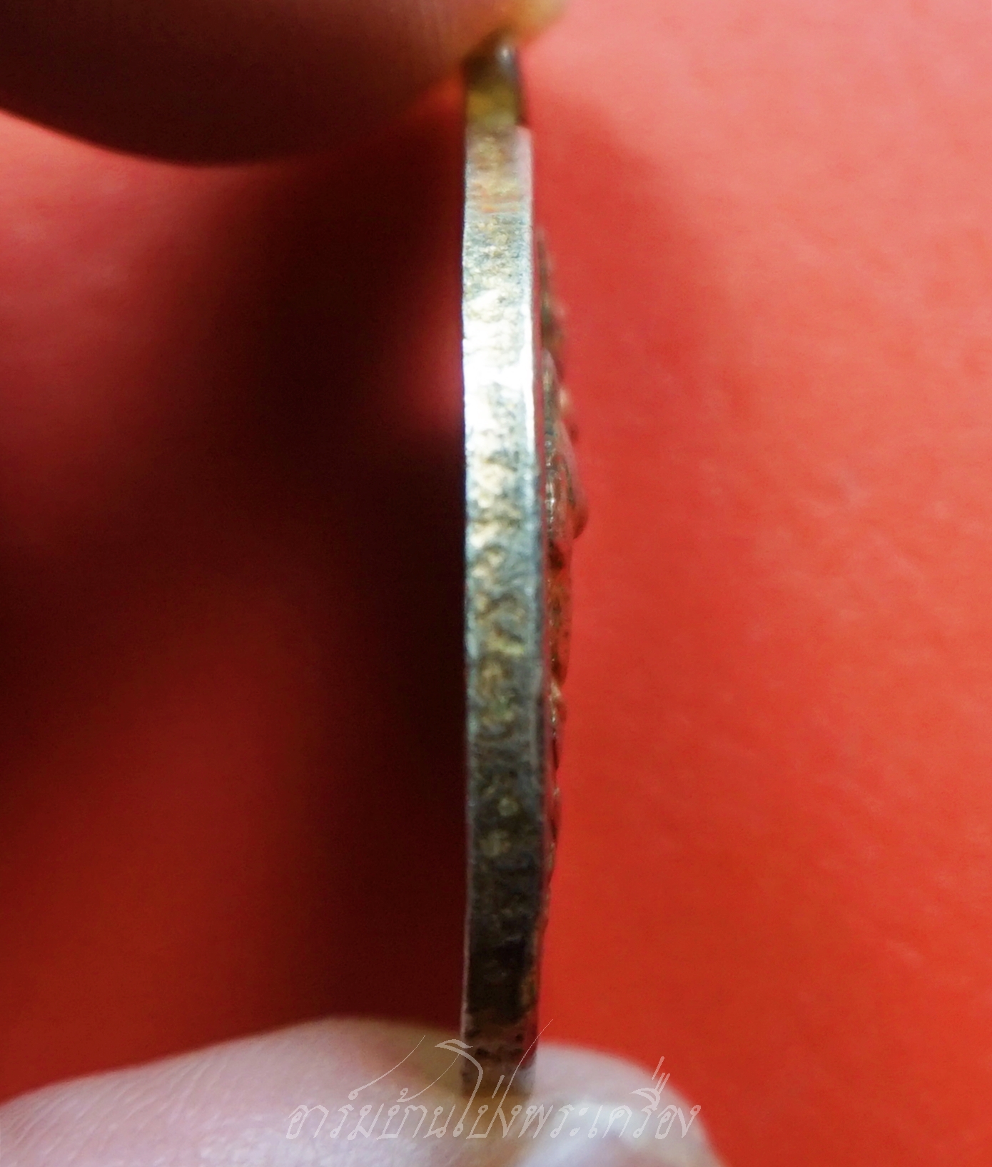 หลวงพ่อคูณ วัดบ้านไร่ รุ่นเพื่อชีวิต ปี๒๕๓๙ เนื้อกะไหล่ทองลงยาสีเขียว จัดสร้างโดยวงคาราบาว ด้านหลังตอกโค๊ต"จ"(องค์ที่6)