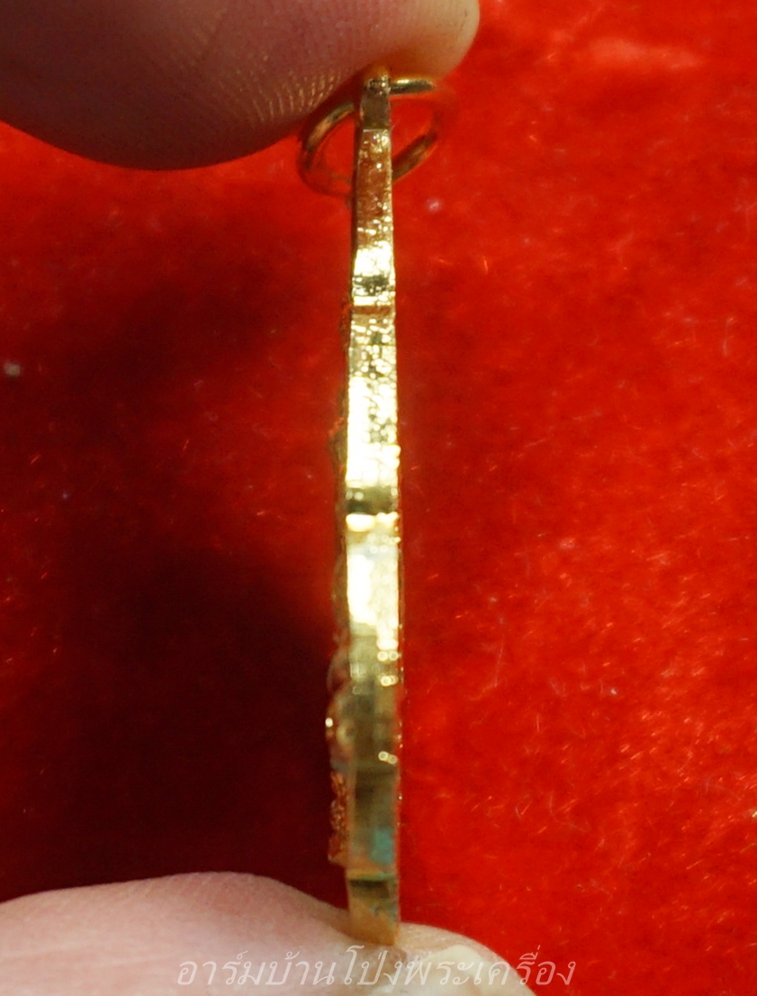 สามพี่น้อง วัดบ้านโป่ง หลวงพ่อใจร่วมปลุกเสก ปี๒๕๒๓ เนื้อกะไหล่ทอง พิมพ์เล็ก(องค์ที่1)