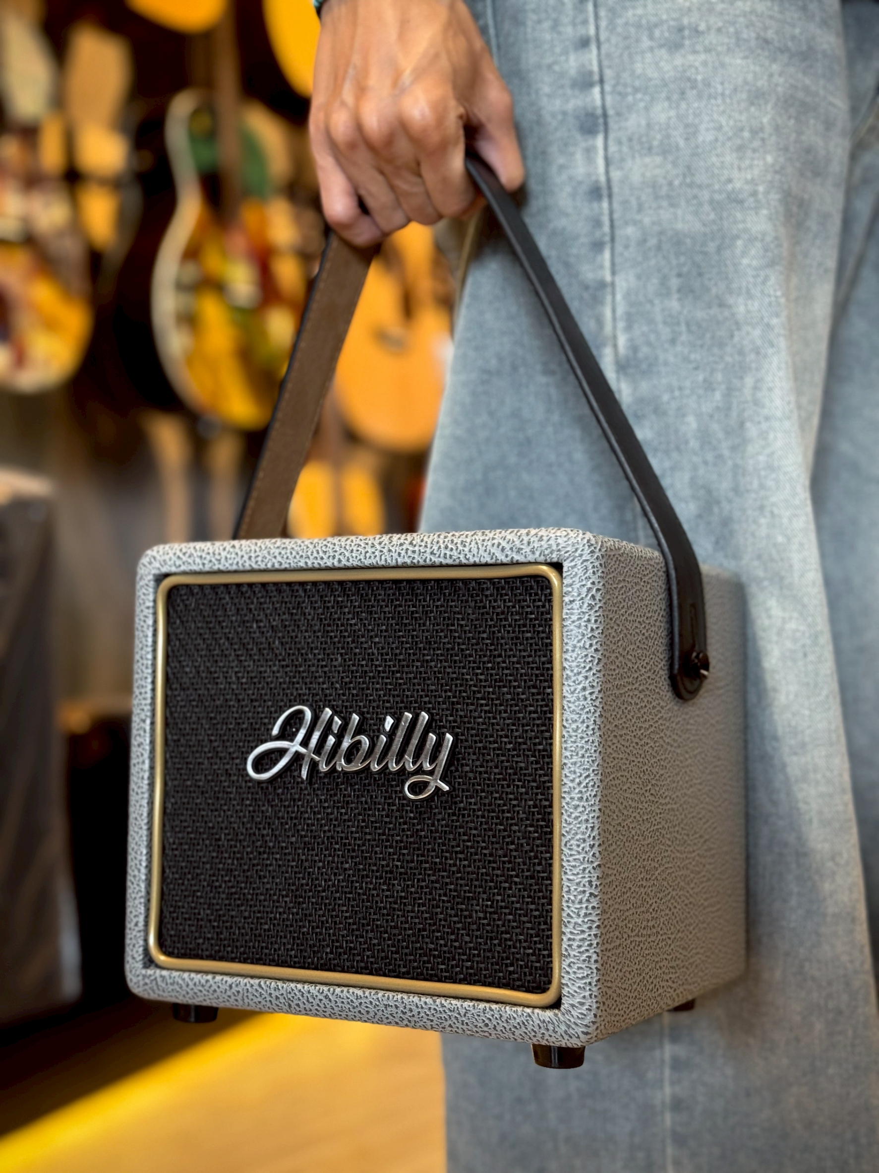 แอมป์เบส Hibilly Creaman15 ขนาด 15 วัตต์ เป็นที่นิยมในหมู่นักดนตรีที่ต้องการแอมป์เบสคุณภาพสูง คุณภาพเสียงที่ชัดเจนและมีพลัง