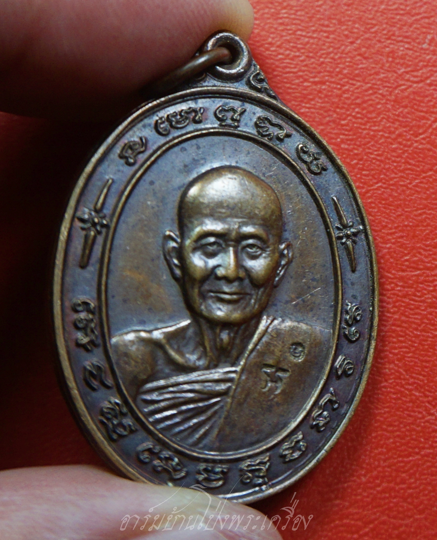 หลวงปู่ม่น วัดเนินตามาก รุ่นไตรมาส ปี๒๕๓๗ เนื้อทองแดงรมดำ(องค์ที่1)