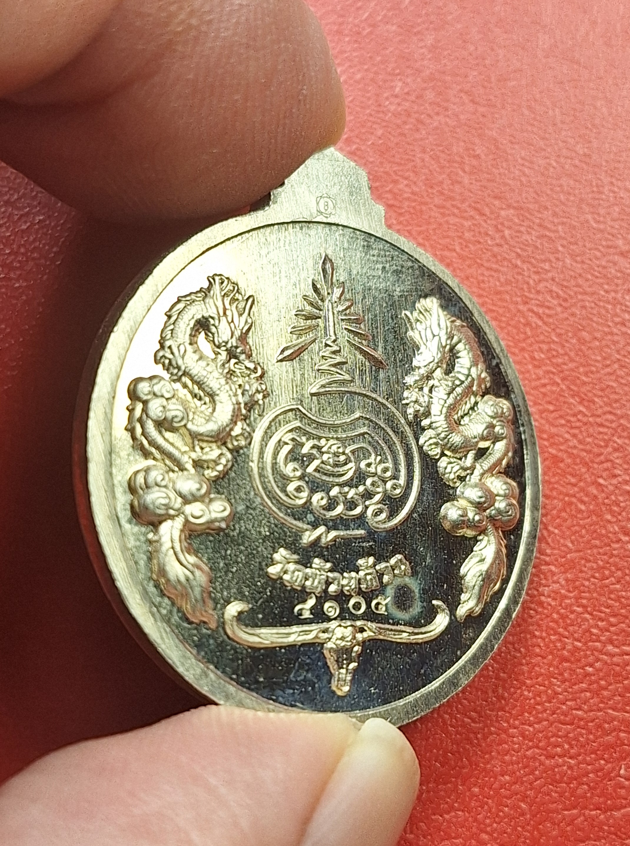 หลวงพ่อพัฒน์ วัดห้วยด้วน จ.นครสวรรค์ รุ่นจิ๊กโก๊ปากน้ำโพธิ์ พิมพ์เล็ก เนื้ออัลปาก้า เลข๔๑๐๕ ลงยาขาว น้าแอ๊ดคาราบาวจัดสร้าง(องค์ที่4)