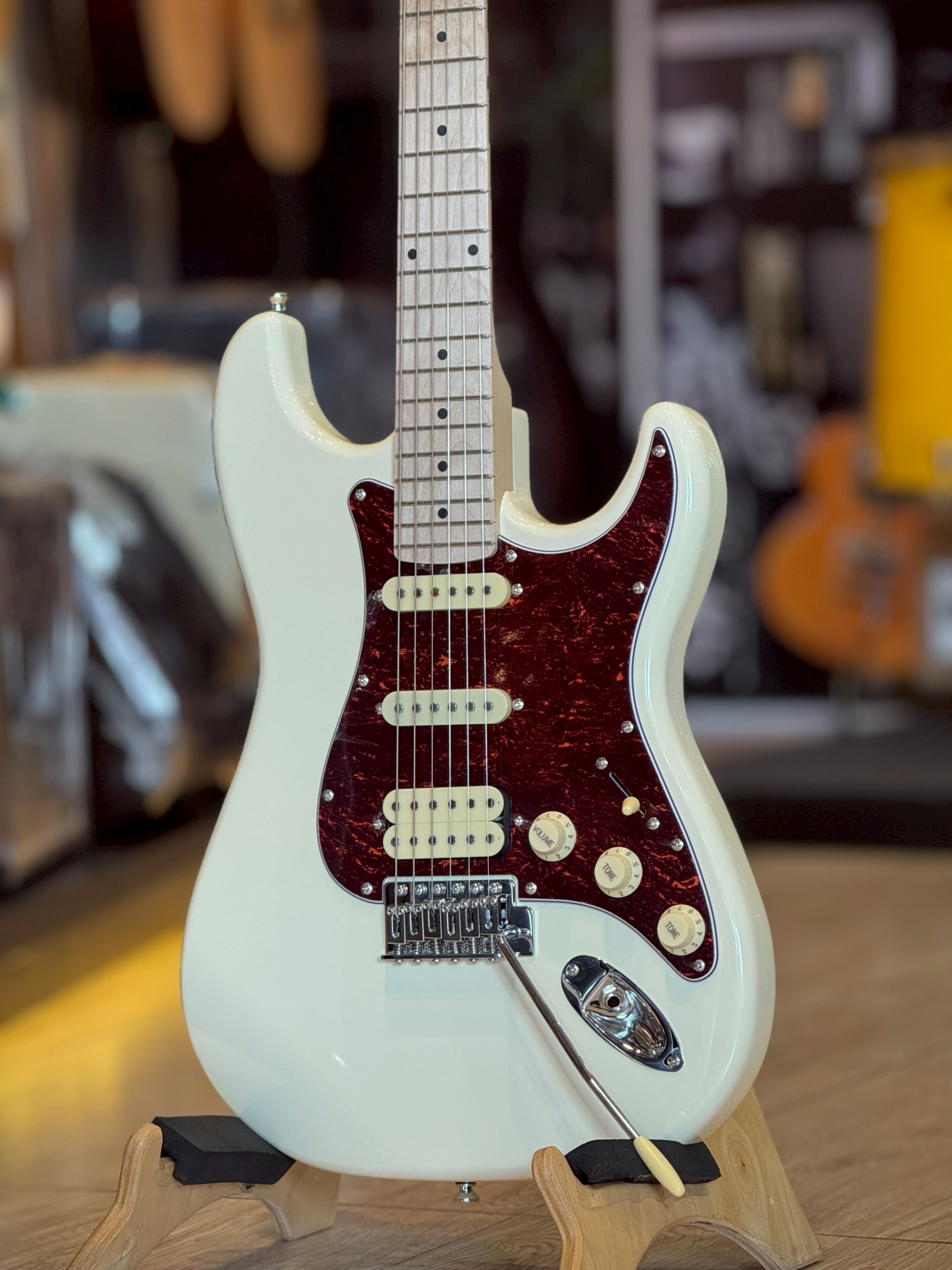 กีตาร์ไฟฟ้า Staccato ST-HSS ตัดคอยล์ได้ เล่นได้กว้างหลายแนว พร้อม กระเป๋า/สายแจ็ค/ปิ๊ก4อัน/ประแจ/คู่มือ