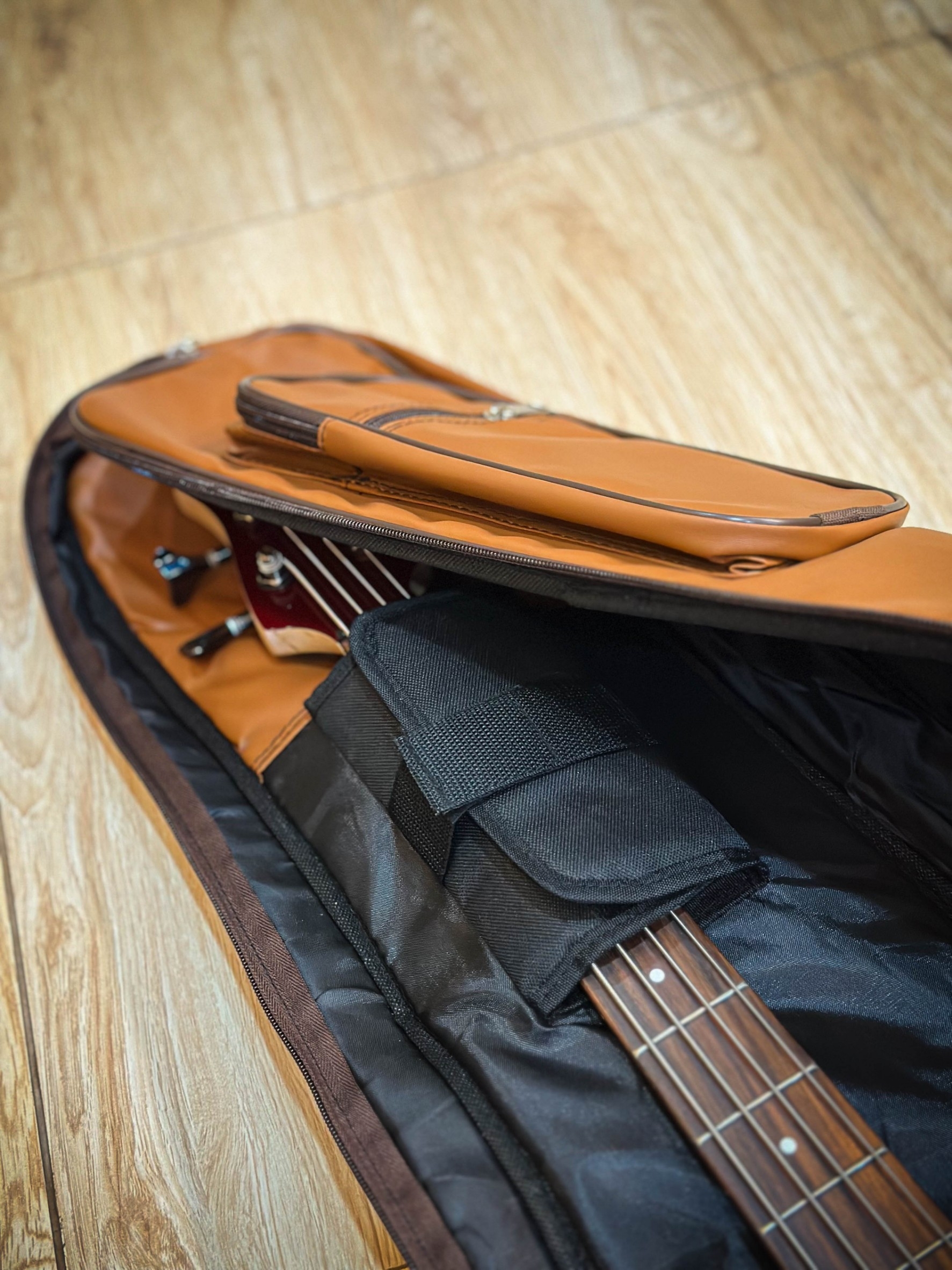 Soft Case Bass Bag NAMI บุฟองน้ำ 5 มิล สีน้ำตาล วัสดุเป็นหนัง กระเป๋าเบสหนัง เบสไฟฟ้า มีหูหิ้ว/สะพายหลังได้