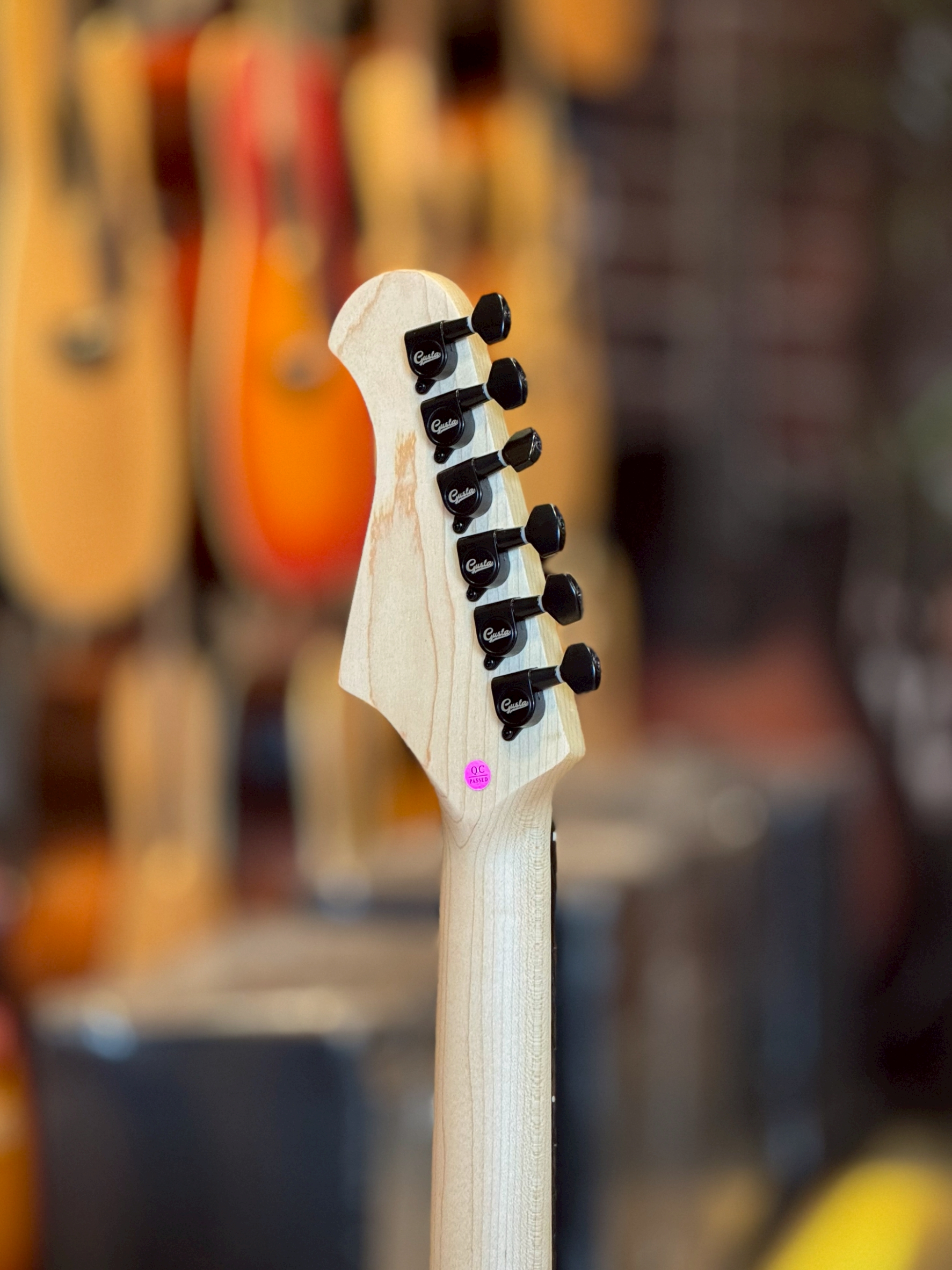 กีตาร์ไฟฟ้า Gusta รุ่น GST-01 LTD ปิ๊กอัพ HSS สี Limited Blackpink กีต้าร์ไฟฟ้า แถมฟรี สายแจ็ค / ปิ๊ก4อัน