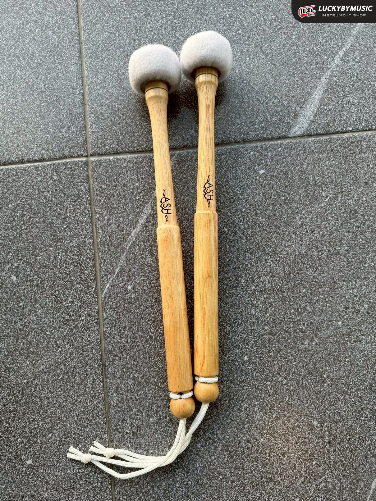 ไม้ตีกลองใหญ่ ด้ามไม้ คละลายสกีน หัวสักราดเล็ก ไม้กลองพาเหรด กลองมาร์ชชิ่ง เทรนเนอร์ หัวนวม คละสีพู่ คู่/เดี่ยว คละด้านไม้กึง