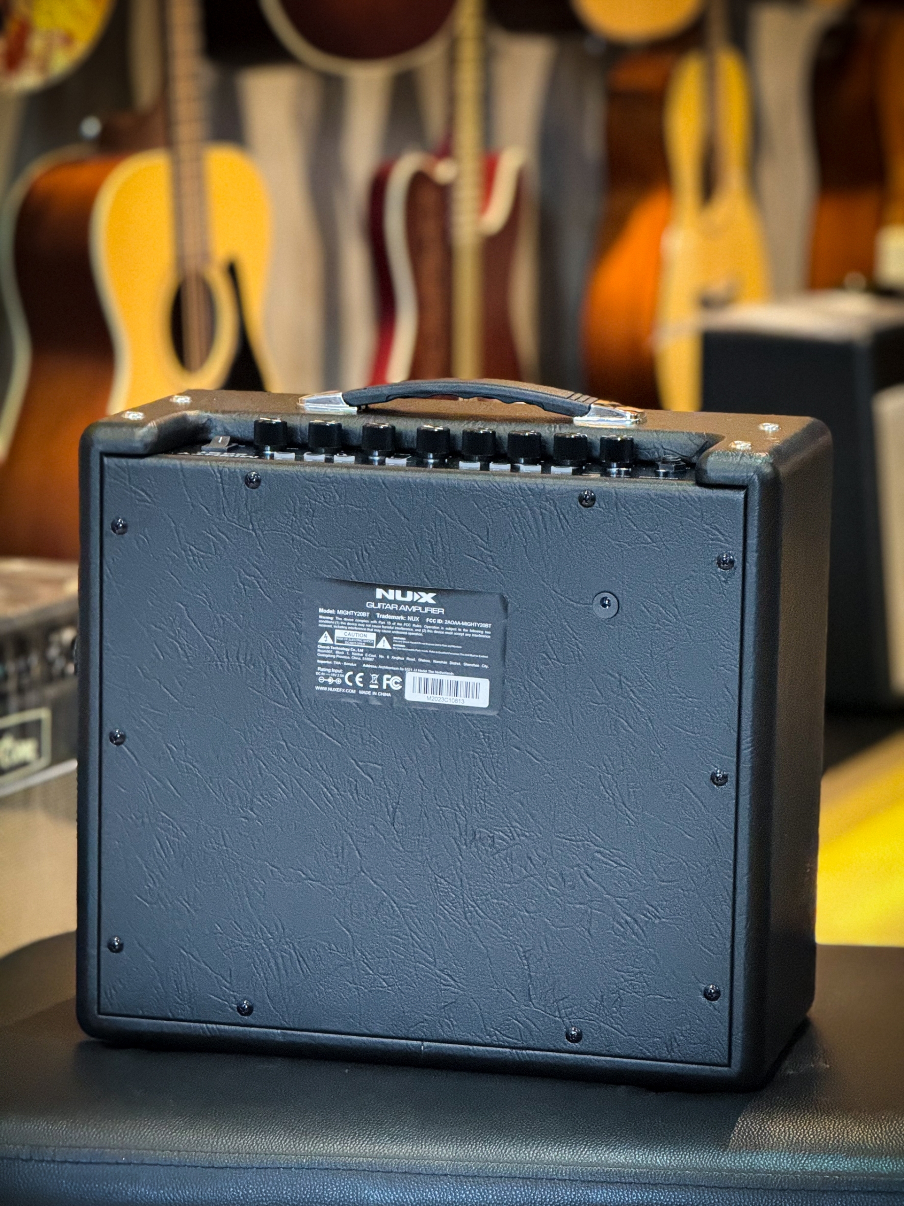 Nux รุ่น Mighty 20 BT MK II มีจูนเนอร์ในตัว / Bluetooth มาพร้อม 18 เอฟเฟ็กต์ในตัว ดอกลำโพงขนาด 10 นิ้ว ต่อหูฟัง ได้