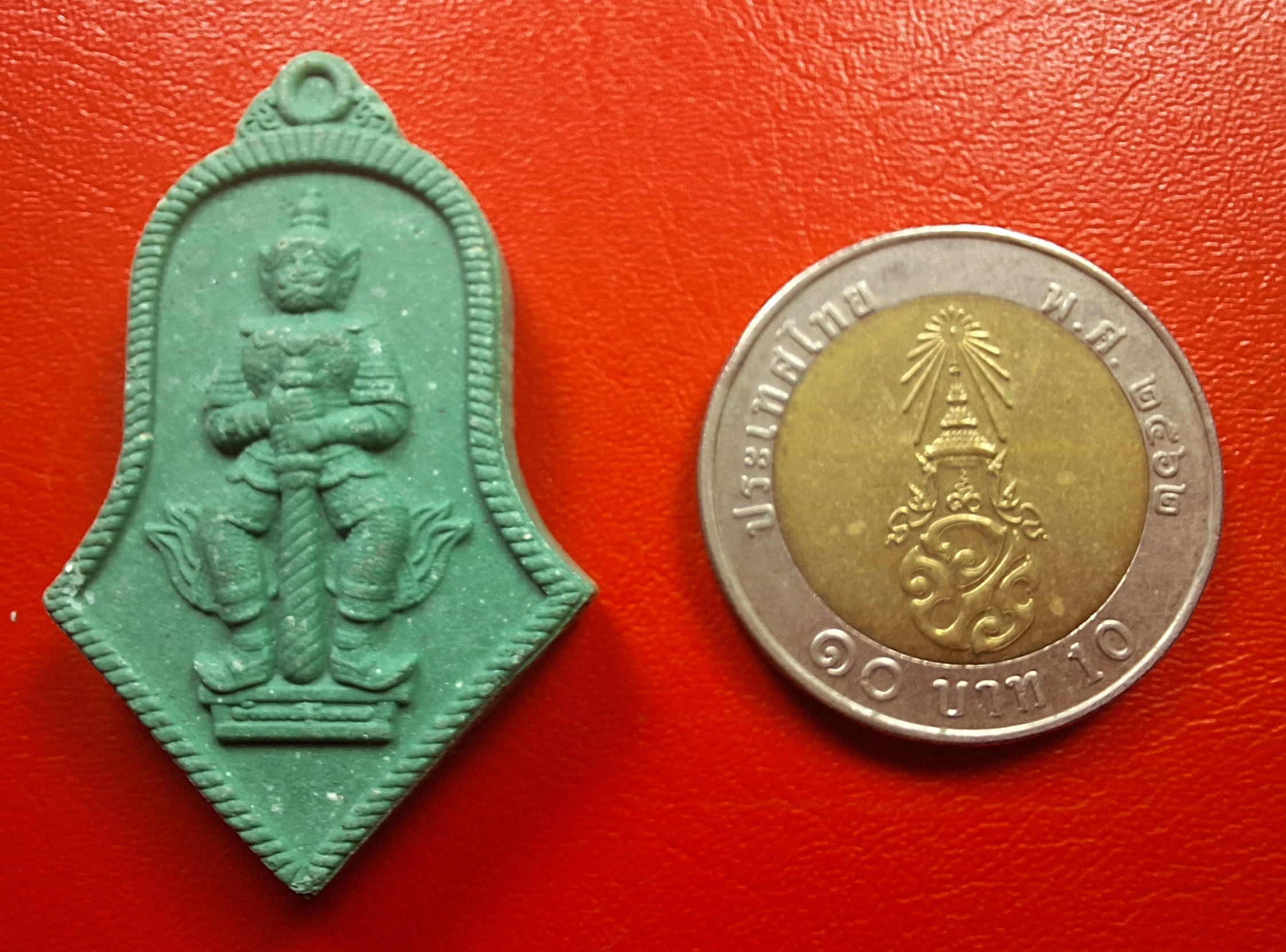 ท้าวเวสสุวรรณ วัดอินทาราม จ.สมุทรสงคราม รุ่นรวยล้นเหลือ ปี๒๕๖๕ เนื้อผงสีเขียว(องค์ที่1)