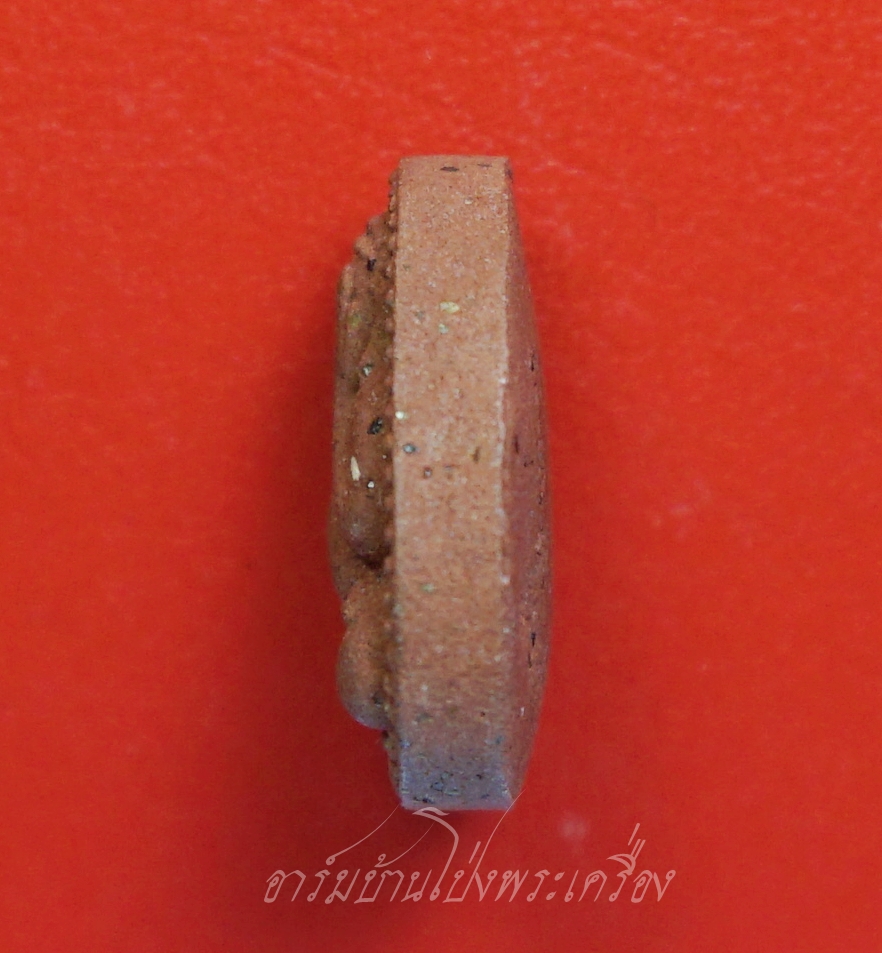 หลวงปู่แผ้ว วัดกำแพงแสน พระผงปิดตาจิ๋ว ออกงานปิดทอง ปี๒๕๕๐ เนื้อผงสีน้ำตาล ฝังตะกรุด(องค์ที่1)