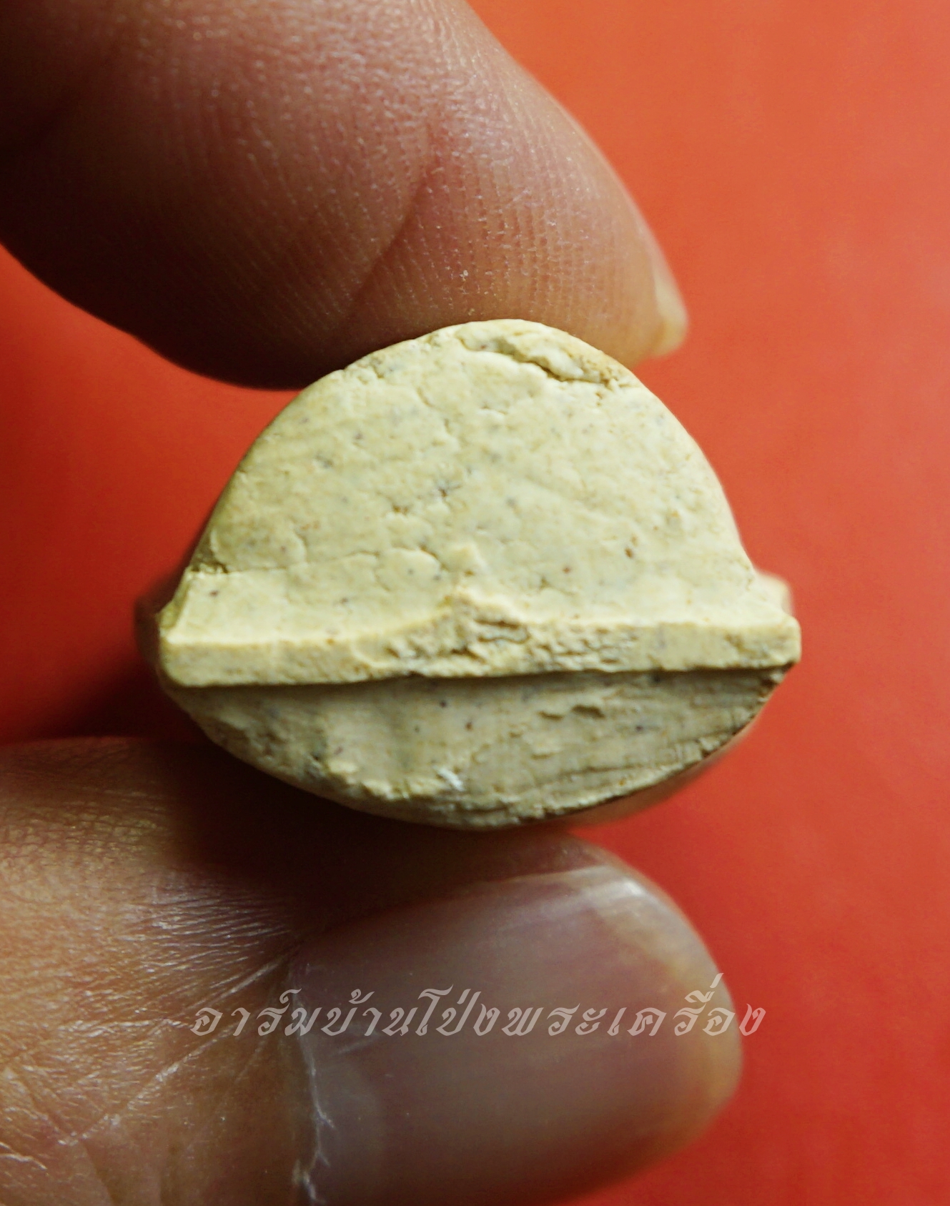 หลวงพ่อคูณ วัดบ้านไร่ นิ้วโป้งจำลอง ลงอักขระยันต์ ปี๒๕๓๖ เนื้อผง(องค์ที่4)