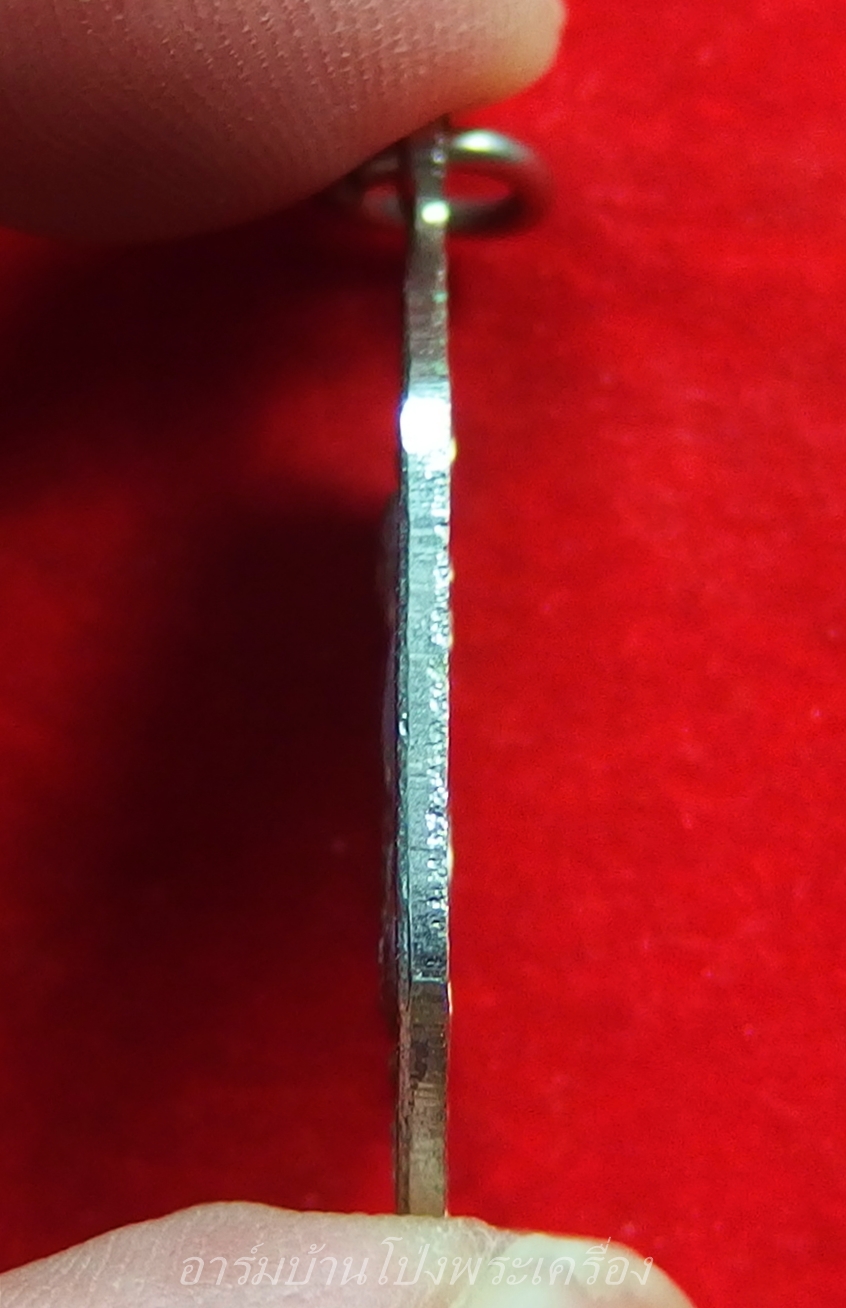 หลวงพ่อใจ วัดบ้านโป่ง รุ่นแรก เหรียญหกเหลี่ยม นั่งเต็มองค์ สีม่วง(องค์ที่6)