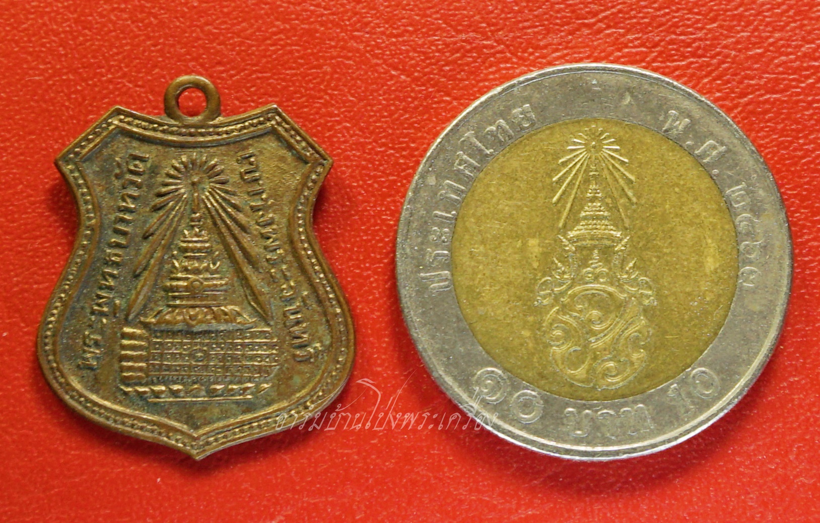 พระพุทธบาท วัดเขาวงพระจันทร์ ด้านหลัง หลวงพ่อขุน ( พระราชวรรณเวที ) เจ้าคณะจังหวัดลพบุรี ปี พ.ศ.๒๕๑๒ เนื้อกะไหล่ทอง(องค์ที่1)