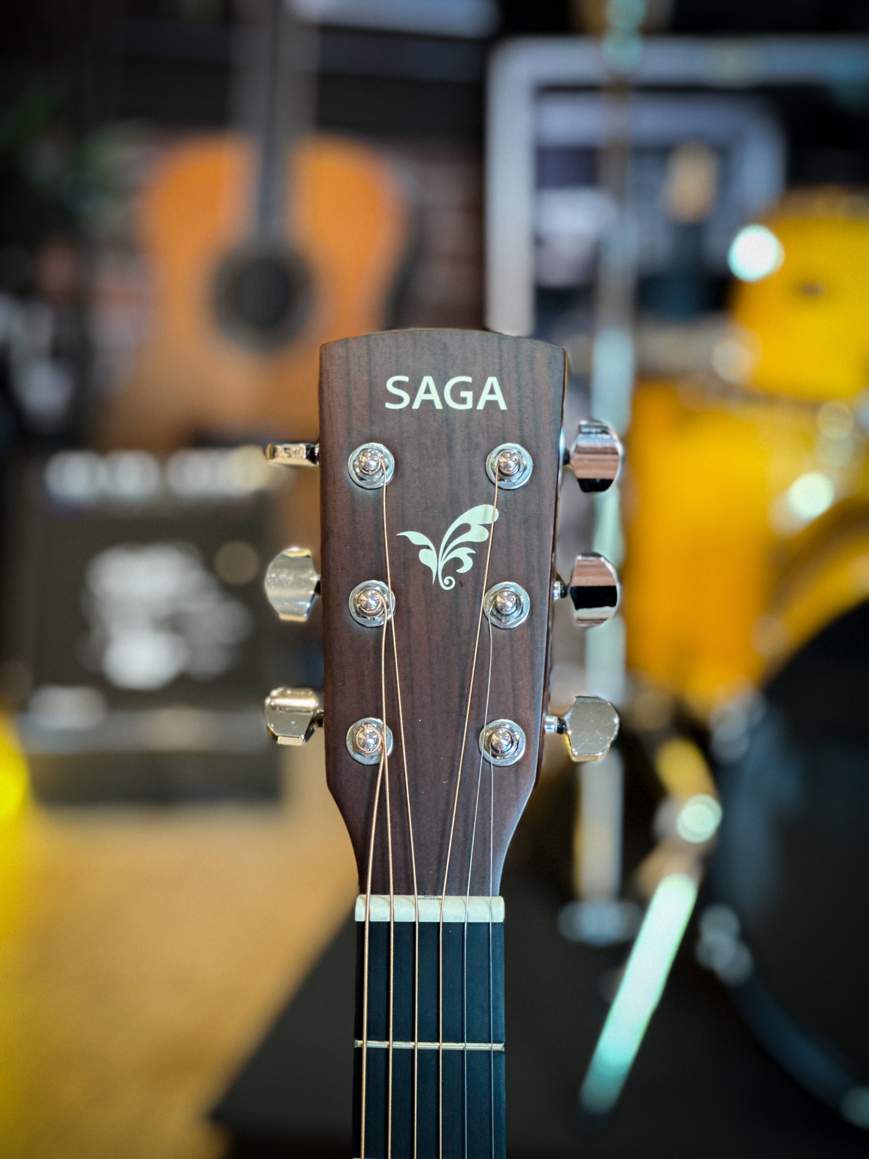 Saga กีต้าร์โปร่งไฟฟ้า SF700GC/CE กีตาร์โปร่ง หน้าไม้แท้ ฟรี ซอฟเคส คาโป้ ปิ๊ก4อัน จูนเนอร์ ประแจ