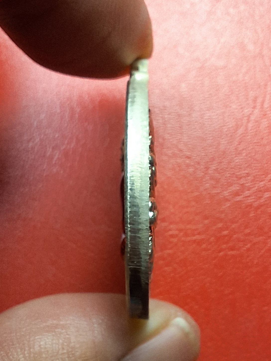 หลวงพ่อพัฒน์ วัดห้วยด้วน จ.นครสวรรค์ รุ่นจิ๊กโก๊ปากน้ำโพธิ์ พิมพ์เล็ก เนื้ออัลปาก้า เลข๔๑๐๕ ลงยาขาว น้าแอ๊ดคาราบาวจัดสร้าง(องค์ที่4)