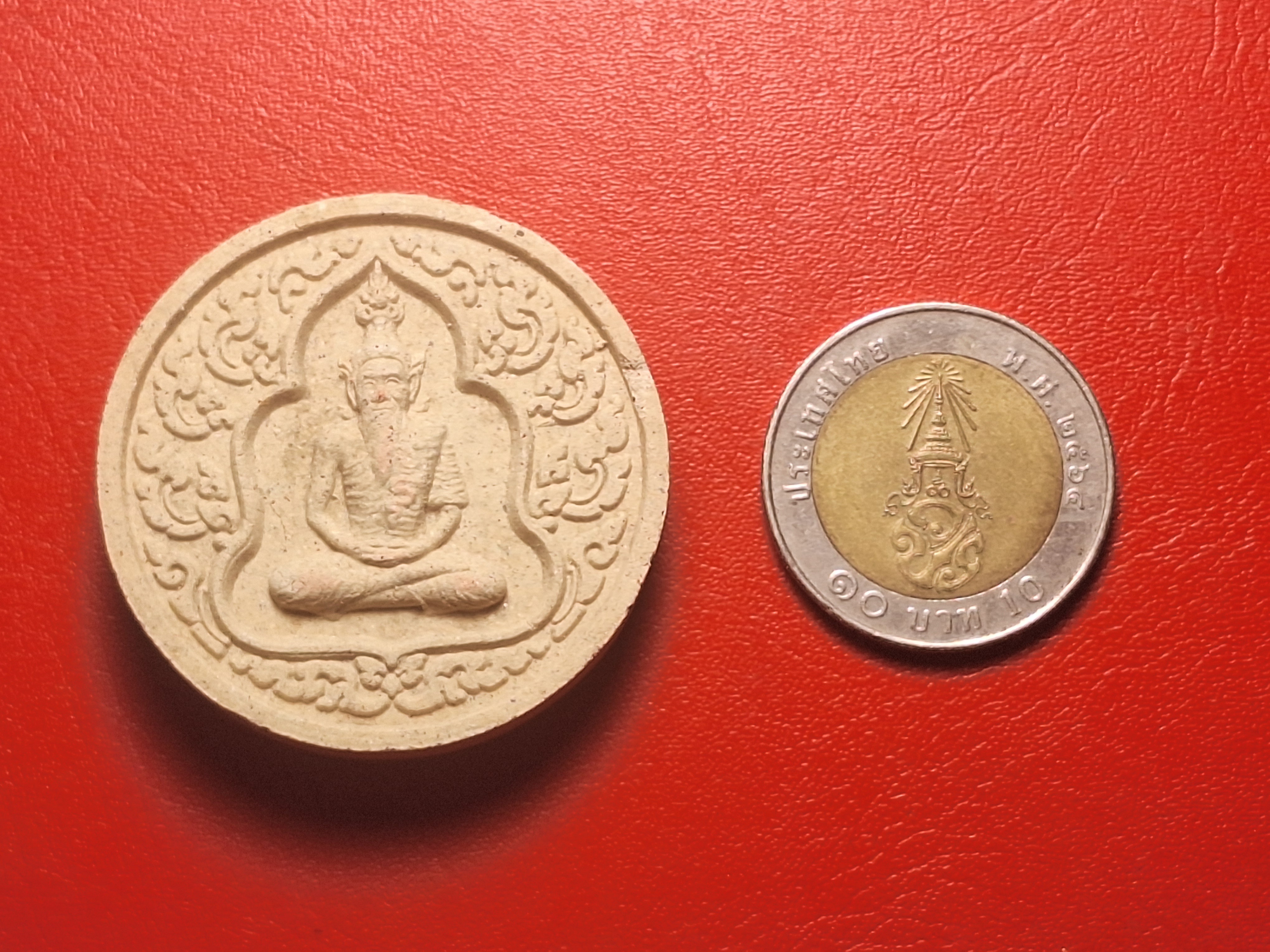 หลวงปู่ต้อย วัดสนามแย้ เศียรพ่อแก่ฤาษีนารอด หลังปู่ฤาษีนารายณ์ รุ่นแรก ปี๒๕๕๓ เนื้อผงพุทธคุณ(องค์ที่2)