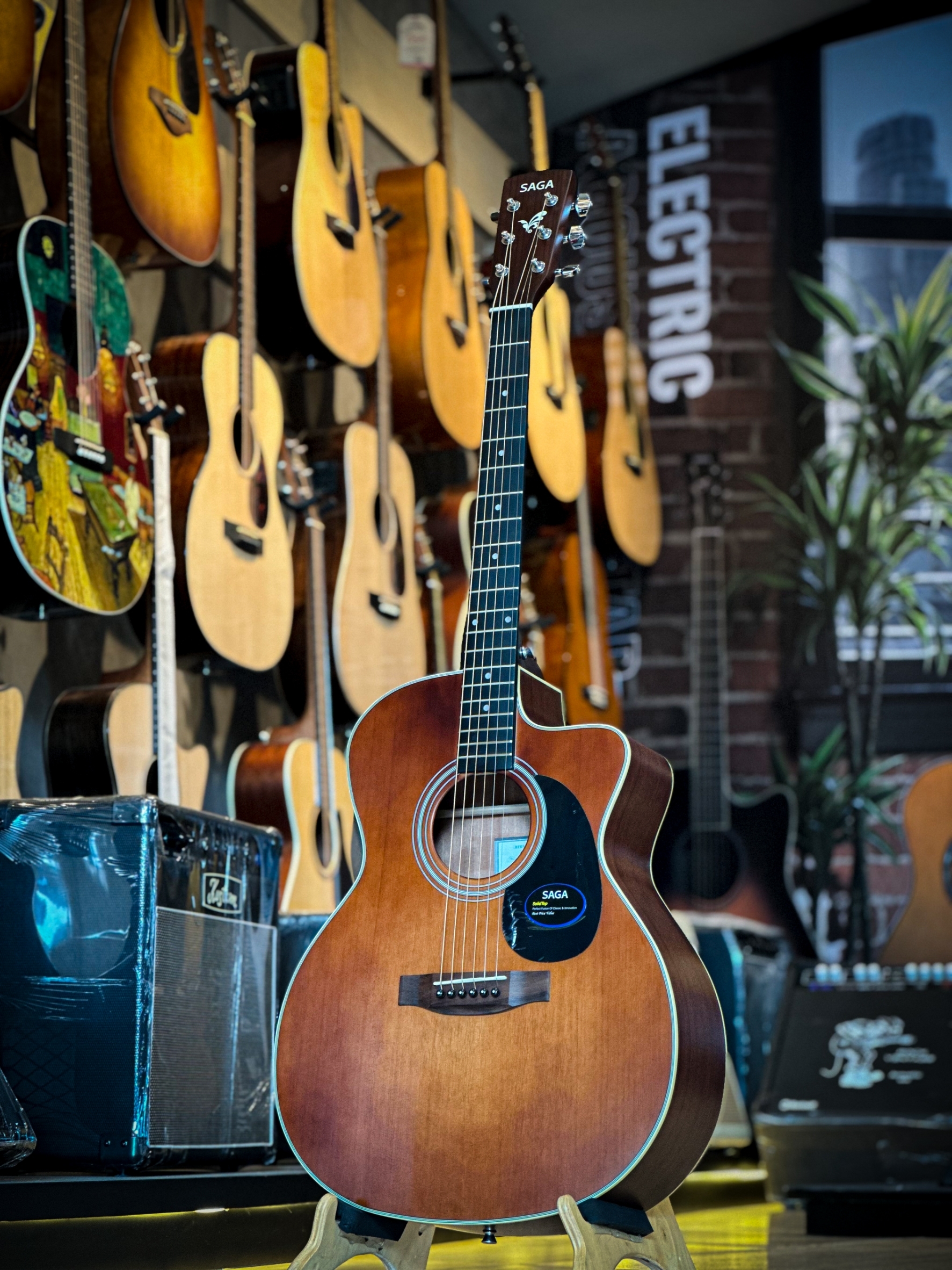 Saga กีต้าร์โปร่งไฟฟ้า SF700GC/CE กีตาร์โปร่ง หน้าไม้แท้ ฟรี ซอฟเคส คาโป้ ปิ๊ก4อัน จูนเนอร์ ประแจ