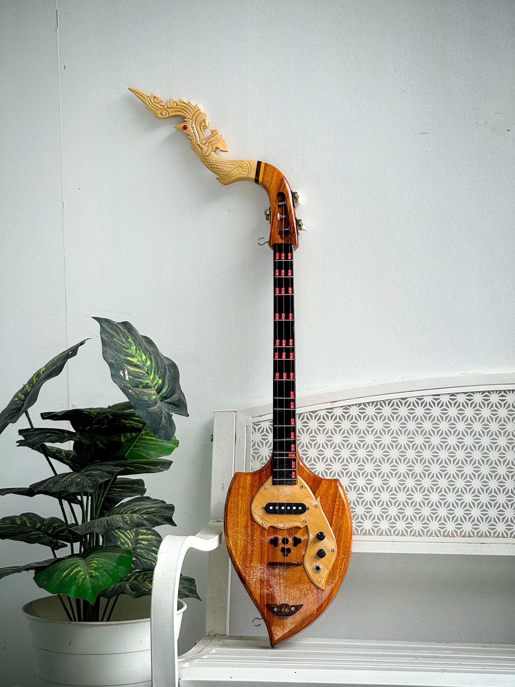 พิณโปร่งไฟฟ้า ไม้ขนุนอย่างดี หัวพิณเป็นหัวพญานาคสามาถถอดได้ พร้อม ปิ๊ก สายสพาย สายแจค กระเป๋า