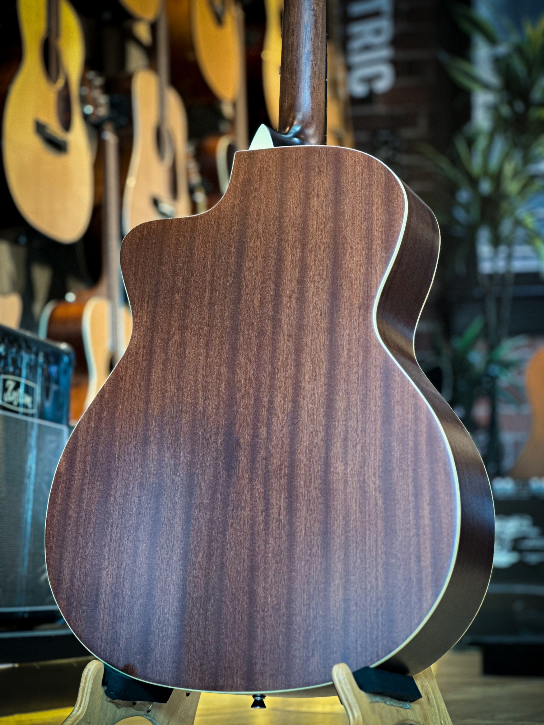 Saga กีต้าร์โปร่งไฟฟ้า SF700GC/CE กีตาร์โปร่ง หน้าไม้แท้ ฟรี ซอฟเคส คาโป้ ปิ๊ก4อัน จูนเนอร์ ประแจ