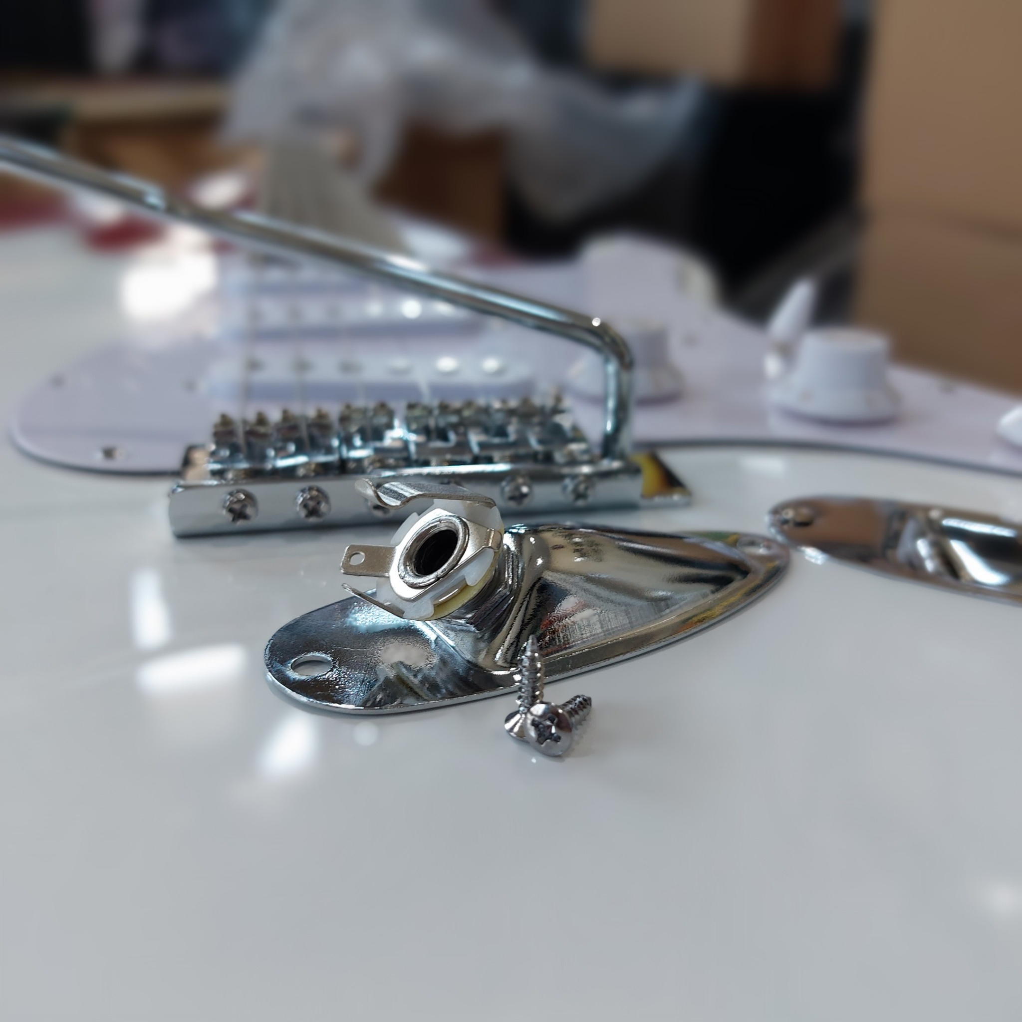 แป้นรูแจ็คกีต้าร์ไฟฟ้าพร้อมน็อต สีเงิน สำหรับทรง Stratocaster กีต้าร์ไฟฟ้า