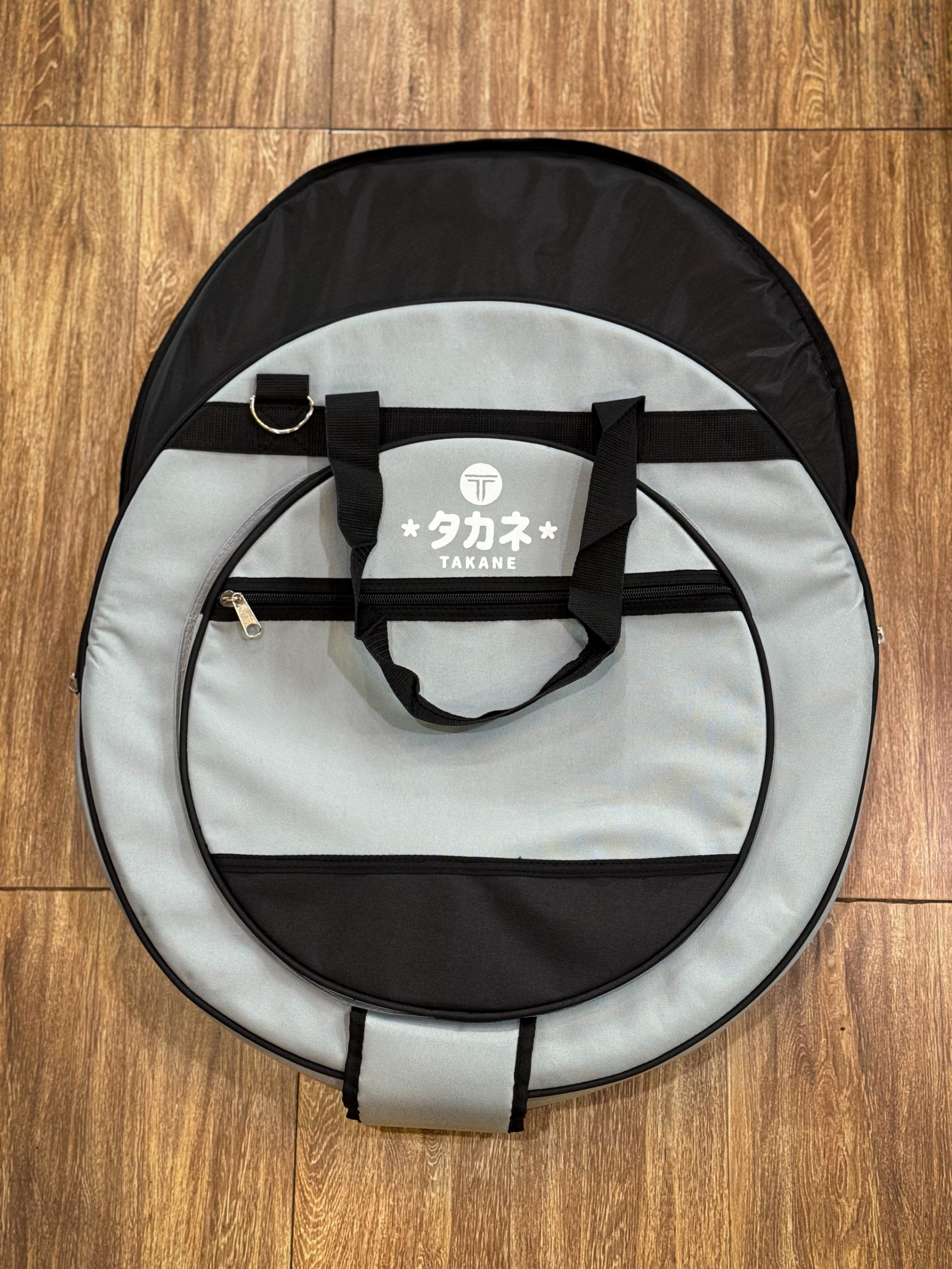 กระเป๋าฉาบ TAKANE เทาดำ/ดำเทา กระเป๋าใส่ฉาบ บุฟองน้ำหนา มีหูหิ้ว/สายสะพายหลัง สามารถใส่ Hihat ได้ 1คู่ และ แฉได้ถึง 3 ใบ 22 นิ้ว