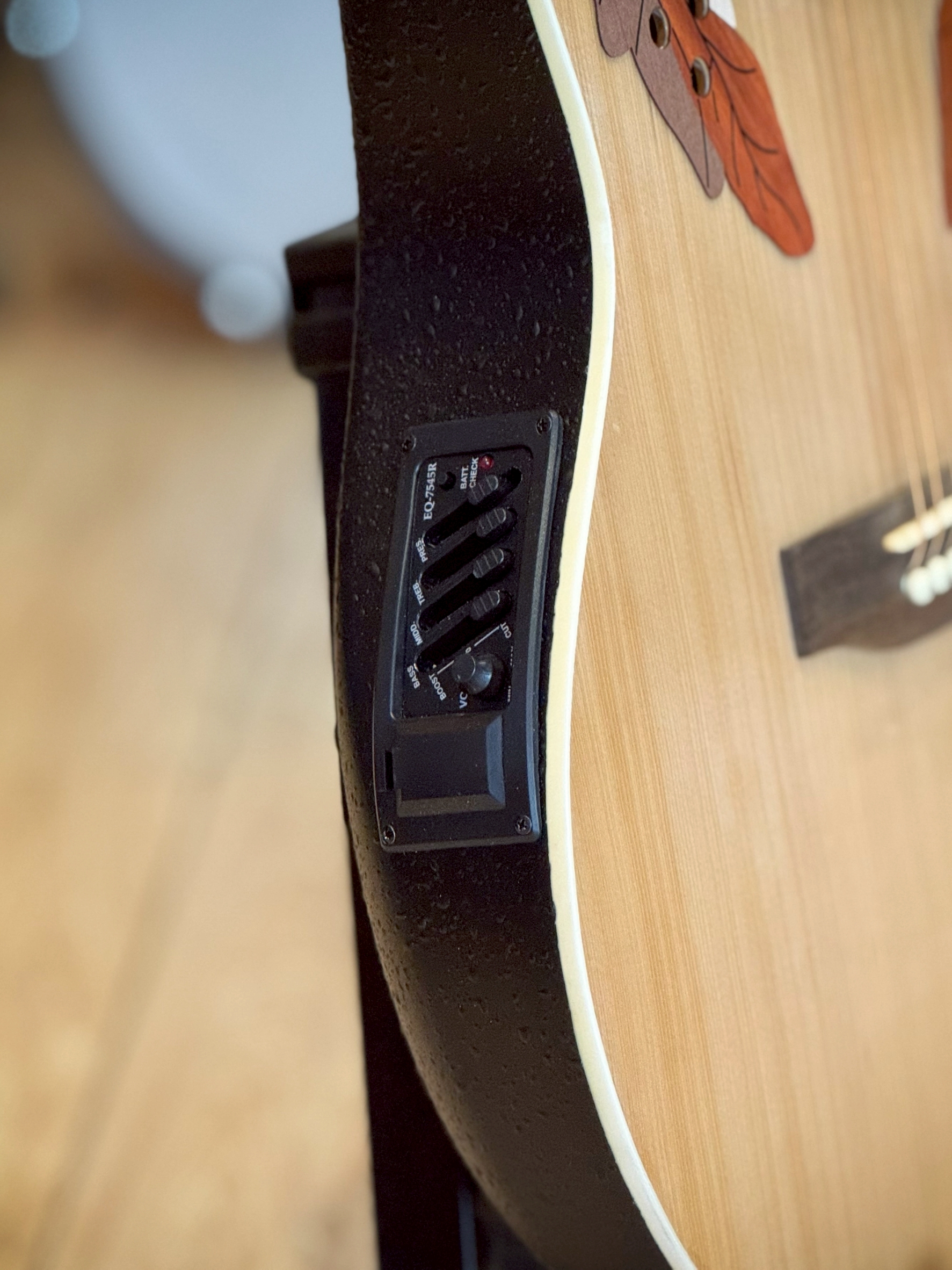 Overspeed กีต้าร์โปร่งไฟฟ้าหลังเต่า สีไม้ พร้อม กระเป๋า คาโป้ ปิ๊ก4อัน คู่มือ ประแจ