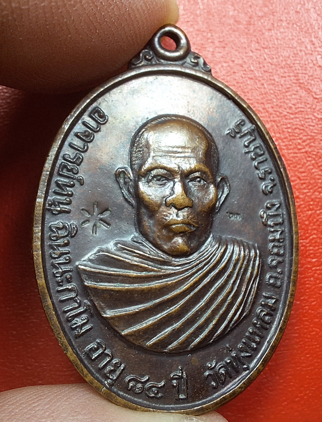 หลวงปู่หนู วัดทุ่งแหลม รุ่นอายุ๘๔ปี ปี๒๕๒๓ ตอกโค๊ตดอกจันทร์และเลข๒๓ บล๊อกนวะ เนื้อทองแดงรมดำ(องค์ที่1)