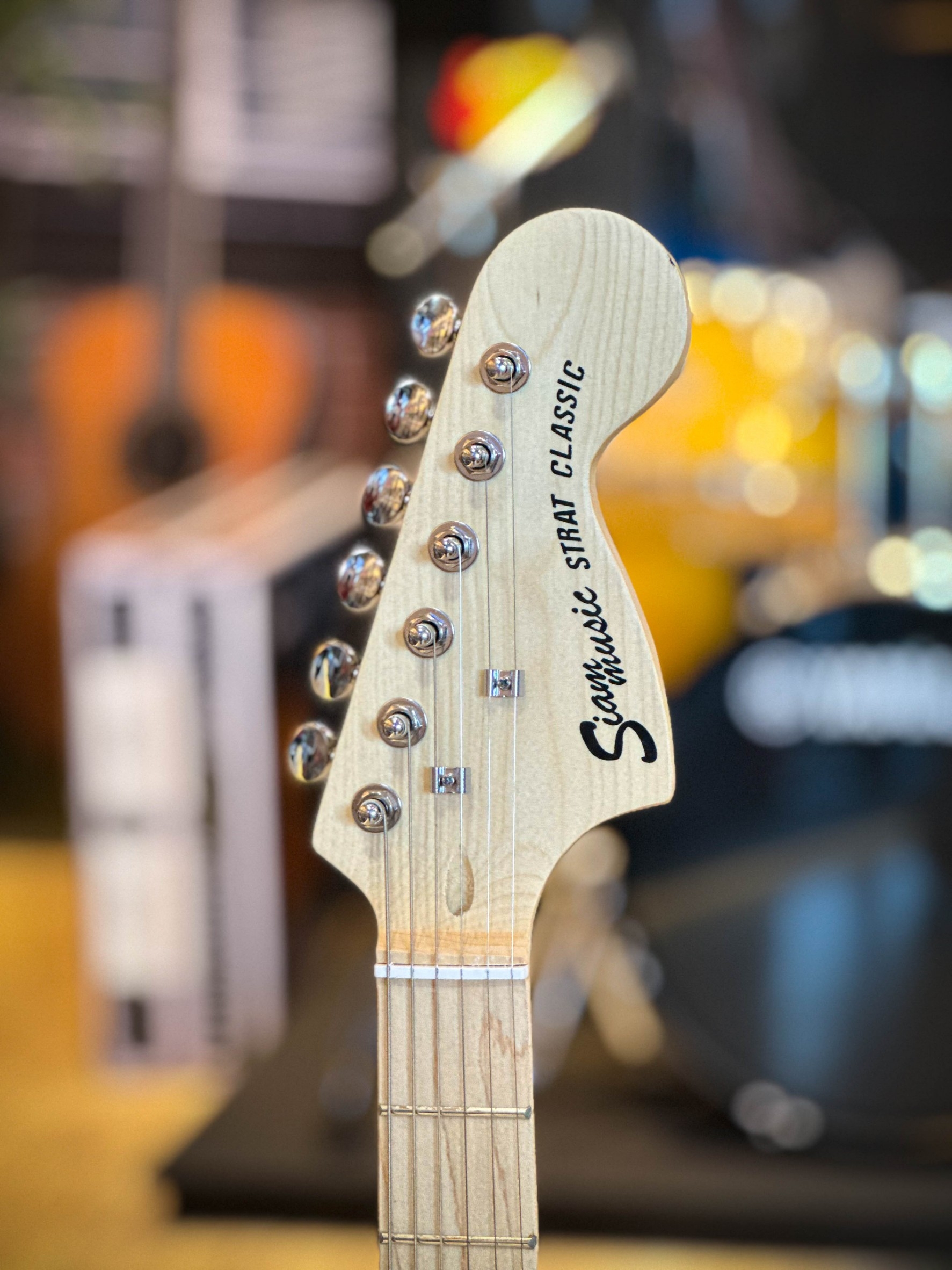 กีต้าร์ไฟฟ้า Siam music SM-02-F คอขาว สีขาว ปิ๊กอัพ HSS พร้อมเซต ตู้แอมป์ DE-20 ฟรี กระเป๋า สายแจ็ค ปิ๊ก2อัน