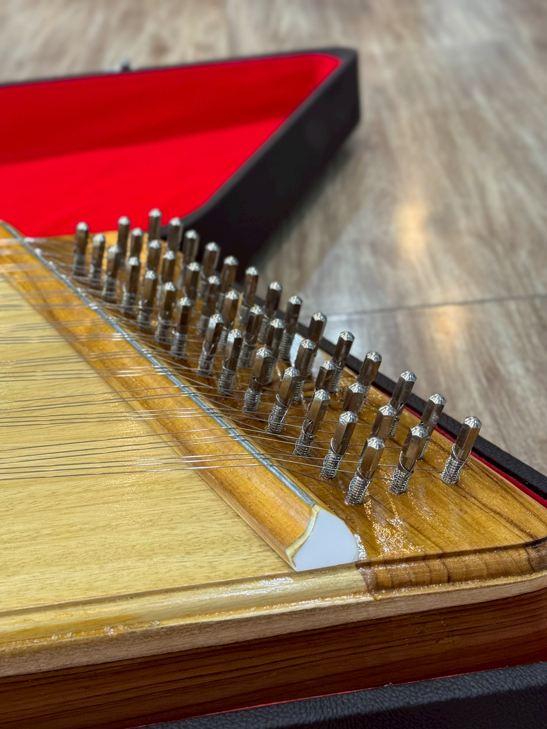 ขิมคางหมูไม้สักทอง โชว์ลายไม้ ขิมพร้อมส่ง ขิมคางหมู ไม้สักทอง ให้เสียงนุ่มหวาน พร้อมอุปกรณ์