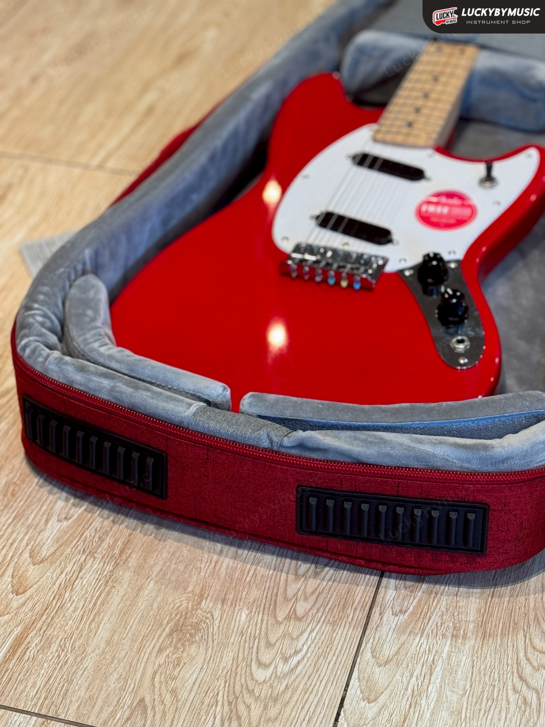 ซอฟเคสกีตาร์ไฟฟ้า Jinchuan B-2022 สีแดง บุฟองน้ำหนา ผลิตจากวัสดุที่มีความทนทานสูง มียางรองก้น คุณภาพสูง