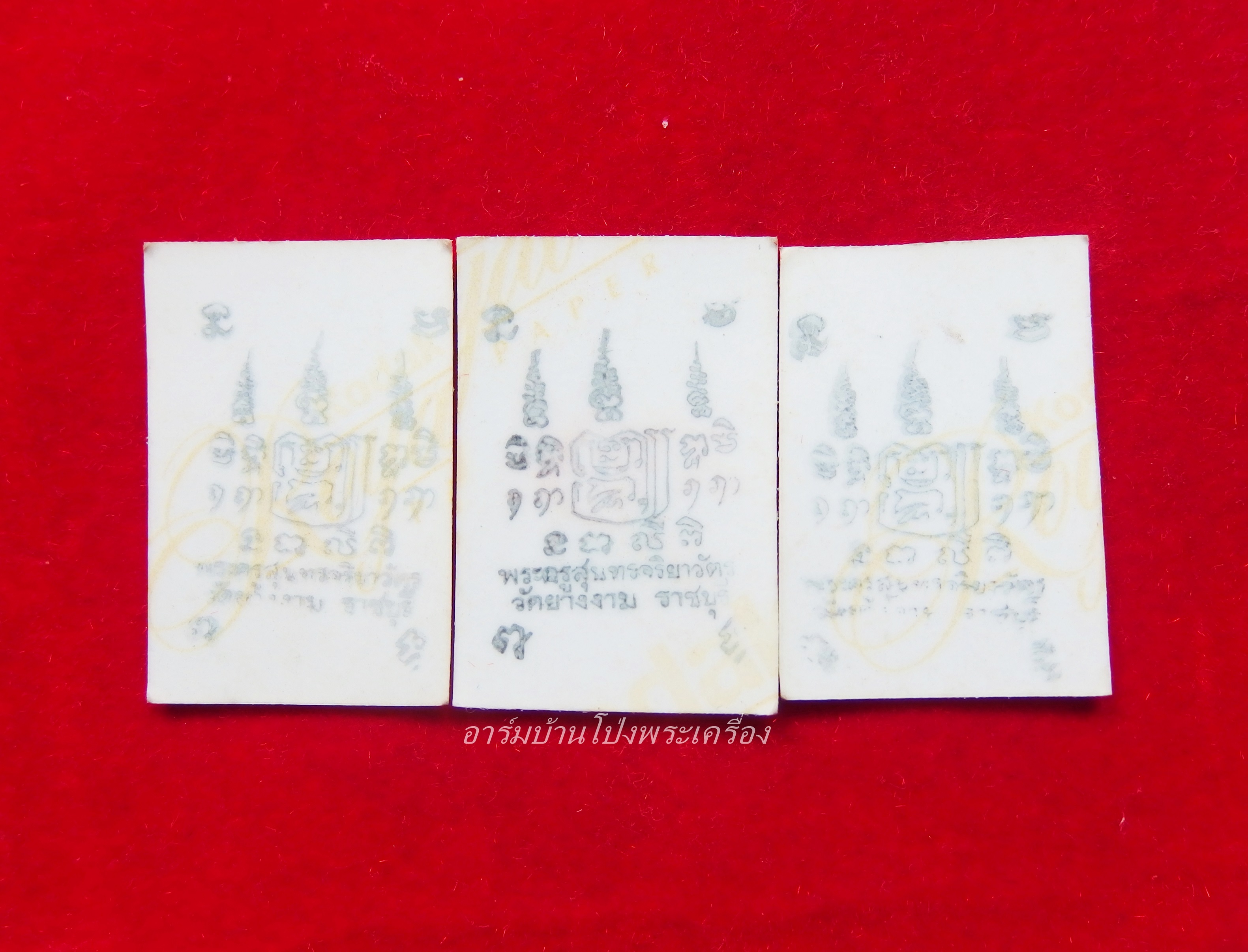 หลวงปู่ม่วง วัดยางงาม รูปถ่าย ขนาดห้อยคอ หลังปั๊มตรายาง จำนวน 3 ใบ(ชุดที่1)